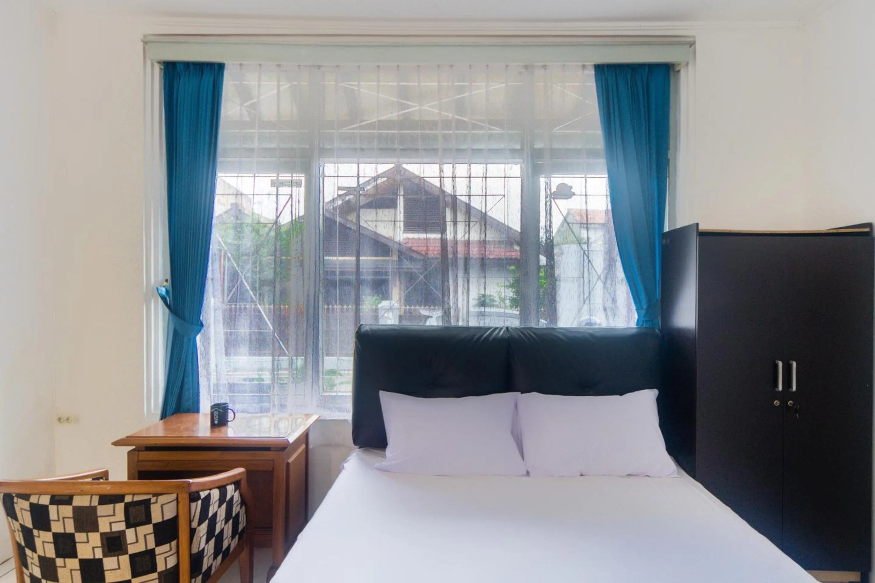 Bedroom, Bed in OYO Life 3055 Rumah Enin