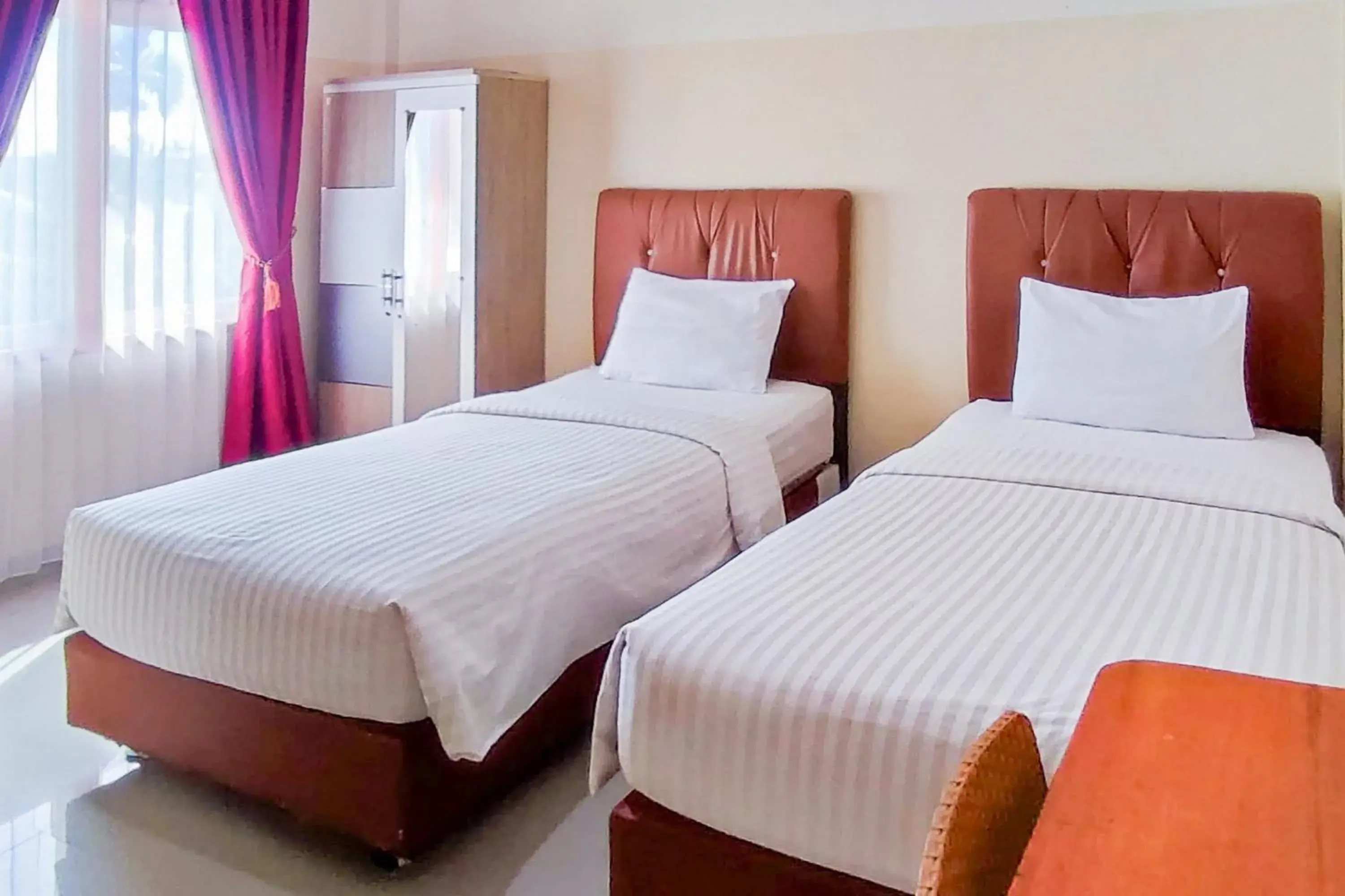 Deluxe Twin Room in Urbanview Hotel Falah Residence Syariah By RedDoorz Deluxe Twin Room in Urbanview Hotel Falah Residence Syariah By RedDoorz