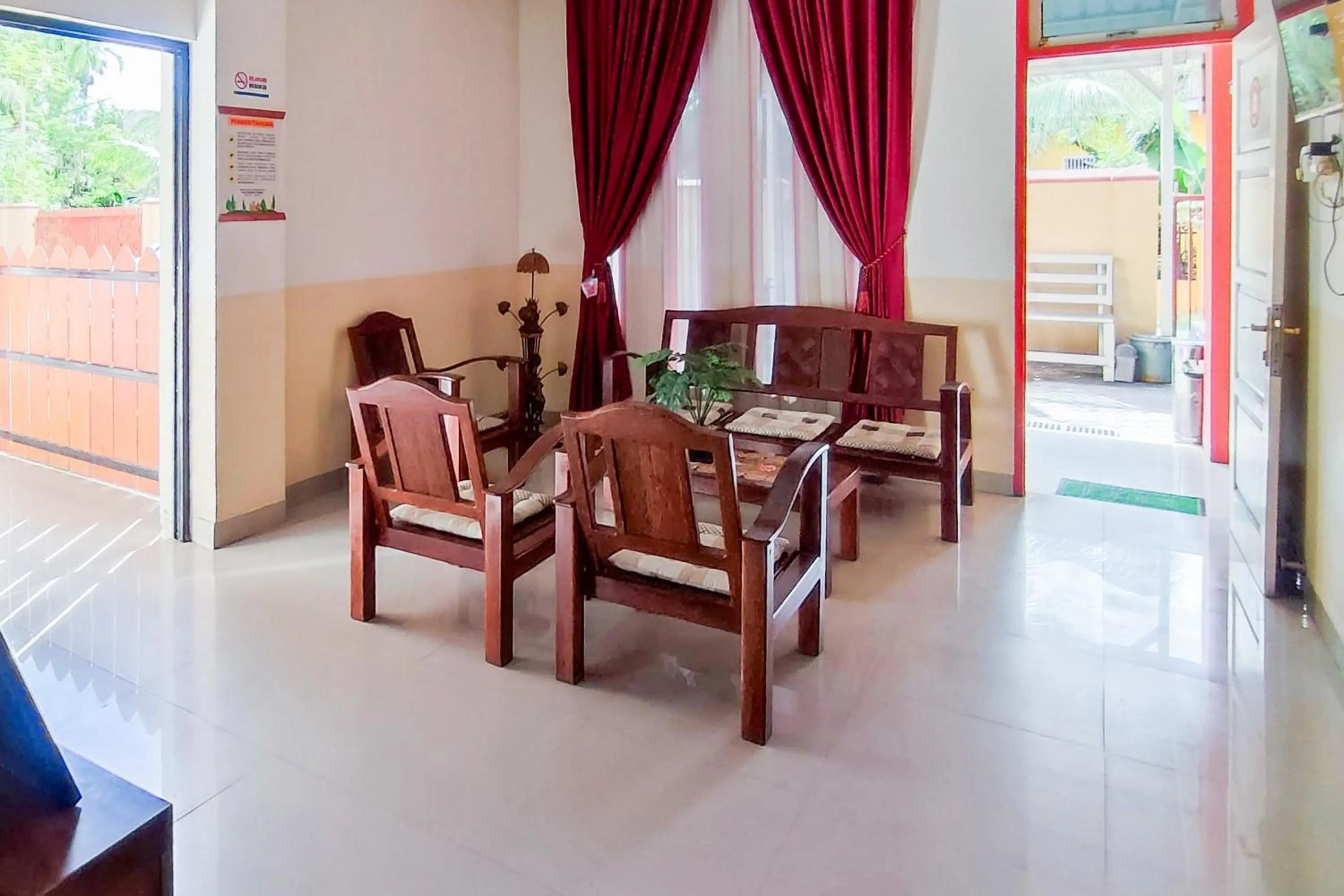 Seating area in Urbanview Hotel Falah Residence Syariah By RedDoorz