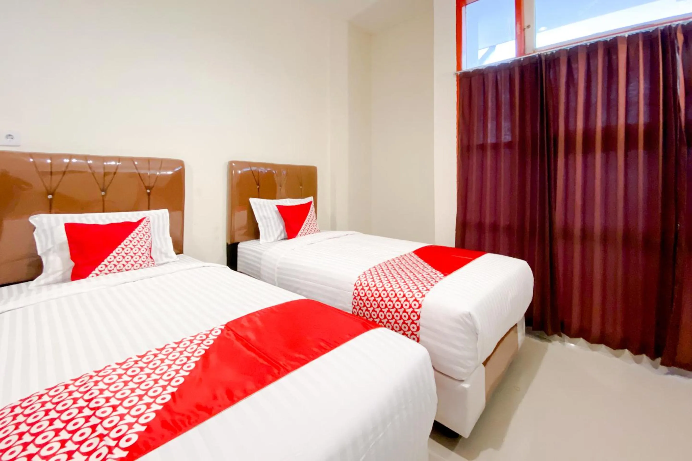 Standard Twin Room in Urbanview Hotel Falah Residence Syariah By RedDoorz