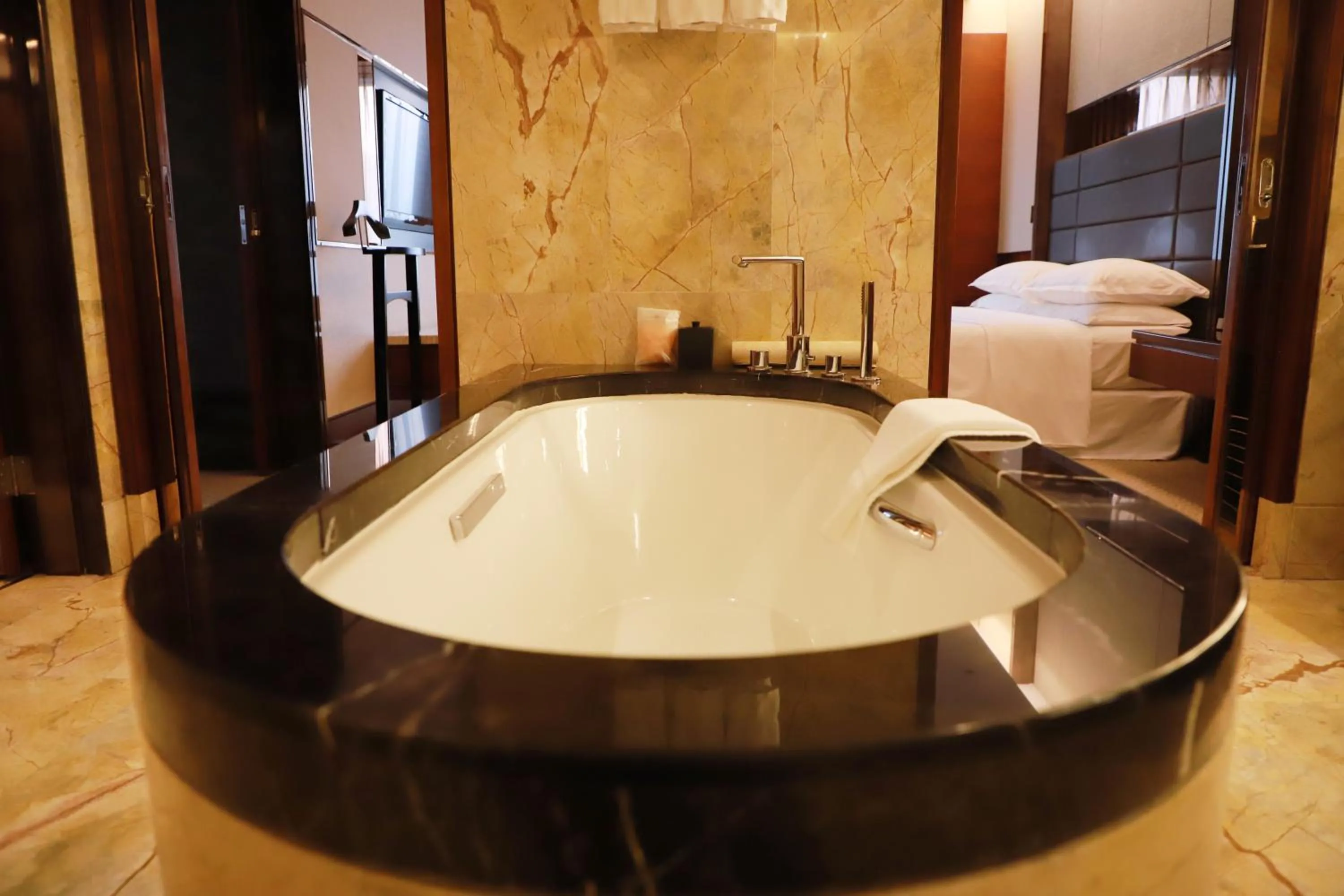 Bathroom, Bed in Sheraton Hefei Xinzhan Hotel