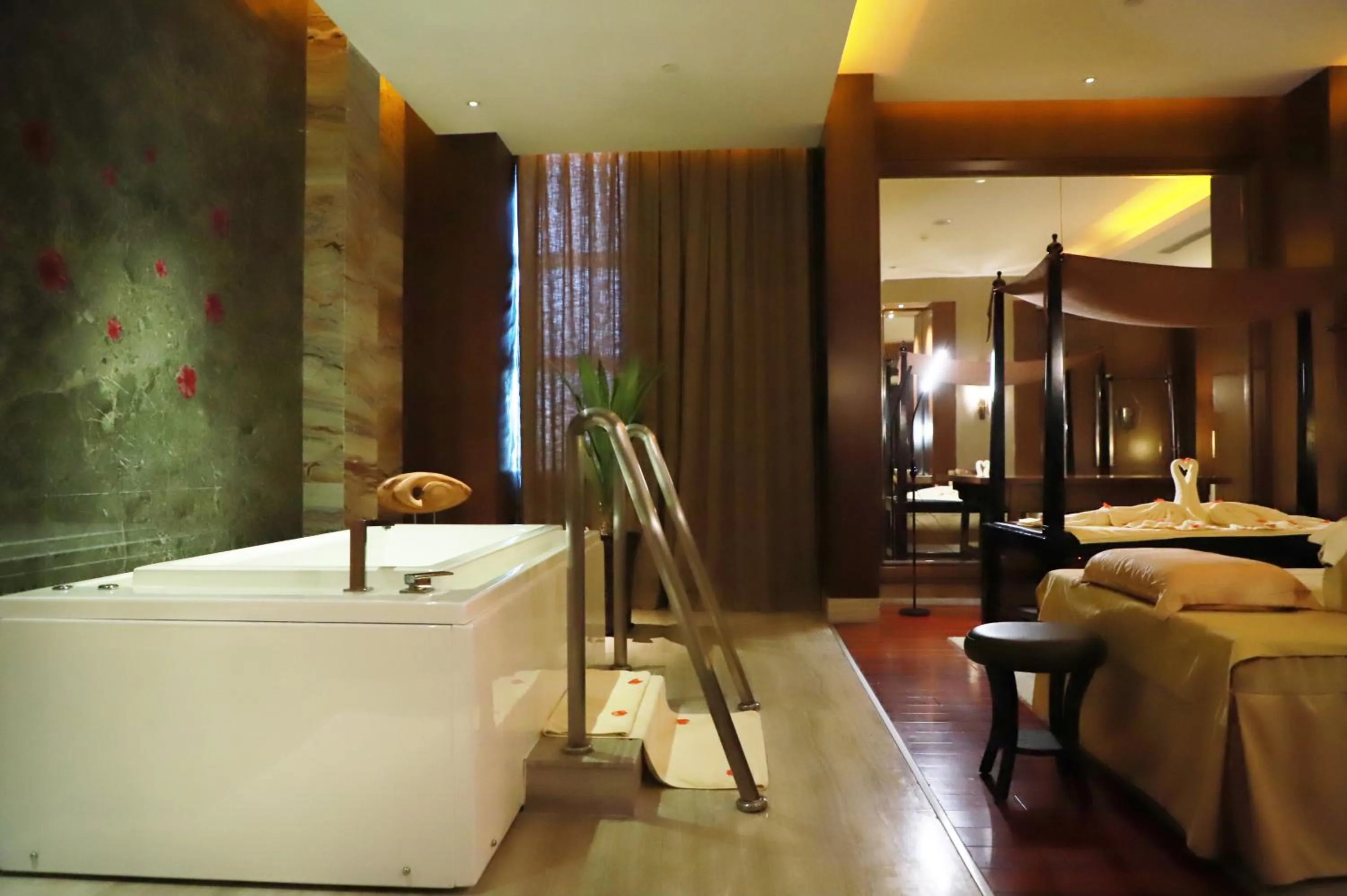 Spa and wellness centre/facilities, Bed in Sheraton Hefei Xinzhan Hotel