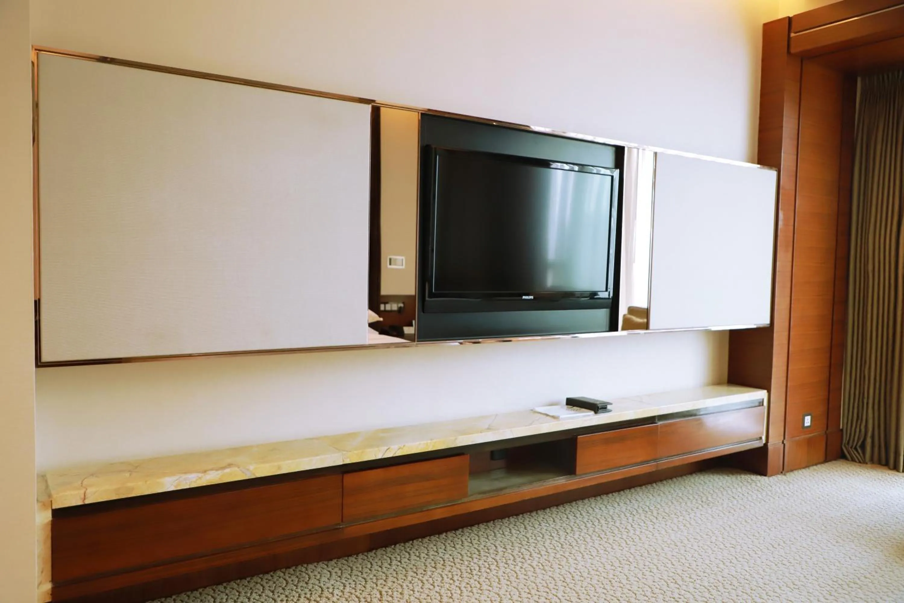 TV and multimedia in Sheraton Hefei Xinzhan Hotel