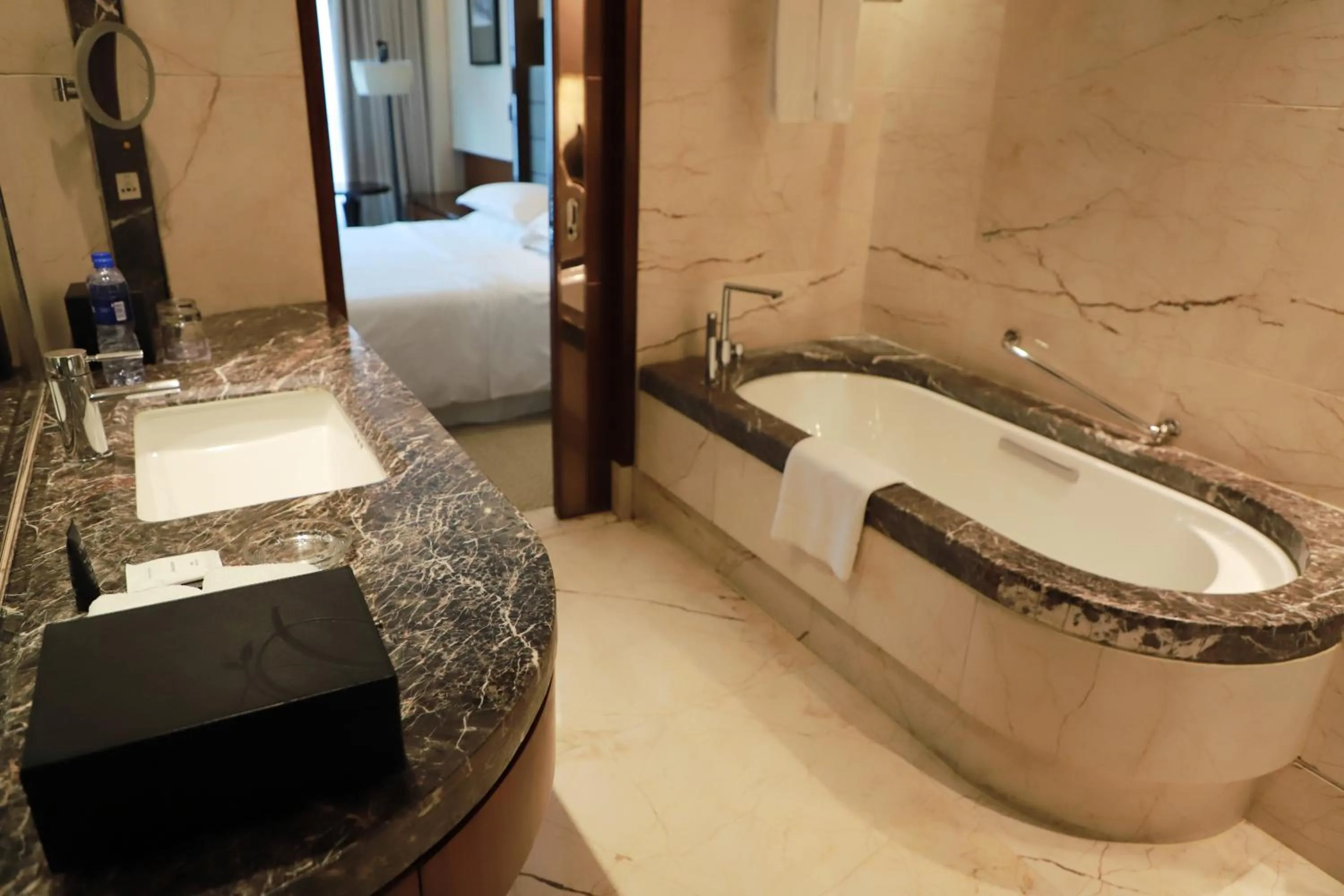 Bathroom, Bed in Sheraton Hefei Xinzhan Hotel