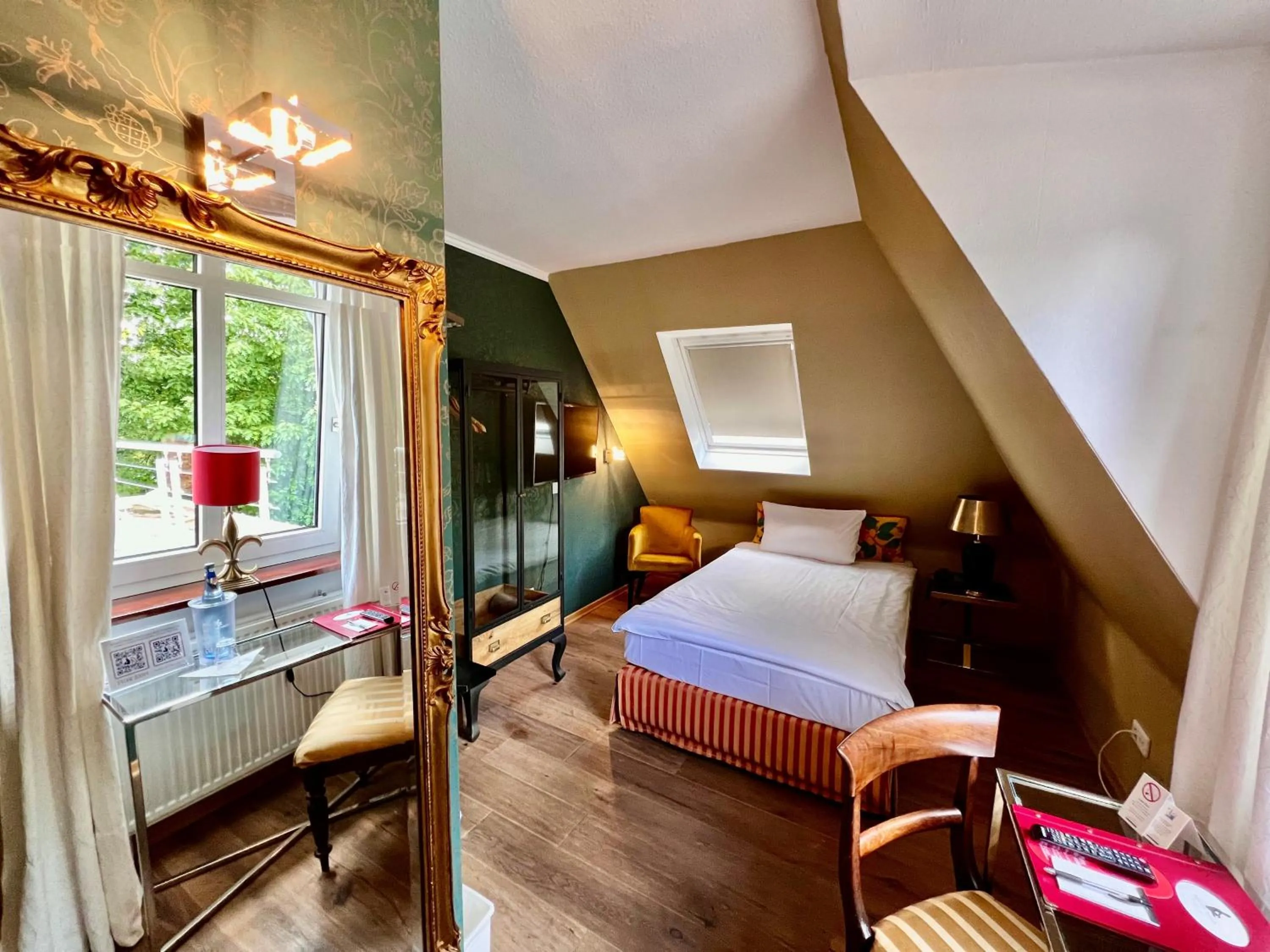 Bed in Hotel Ashley's Garden