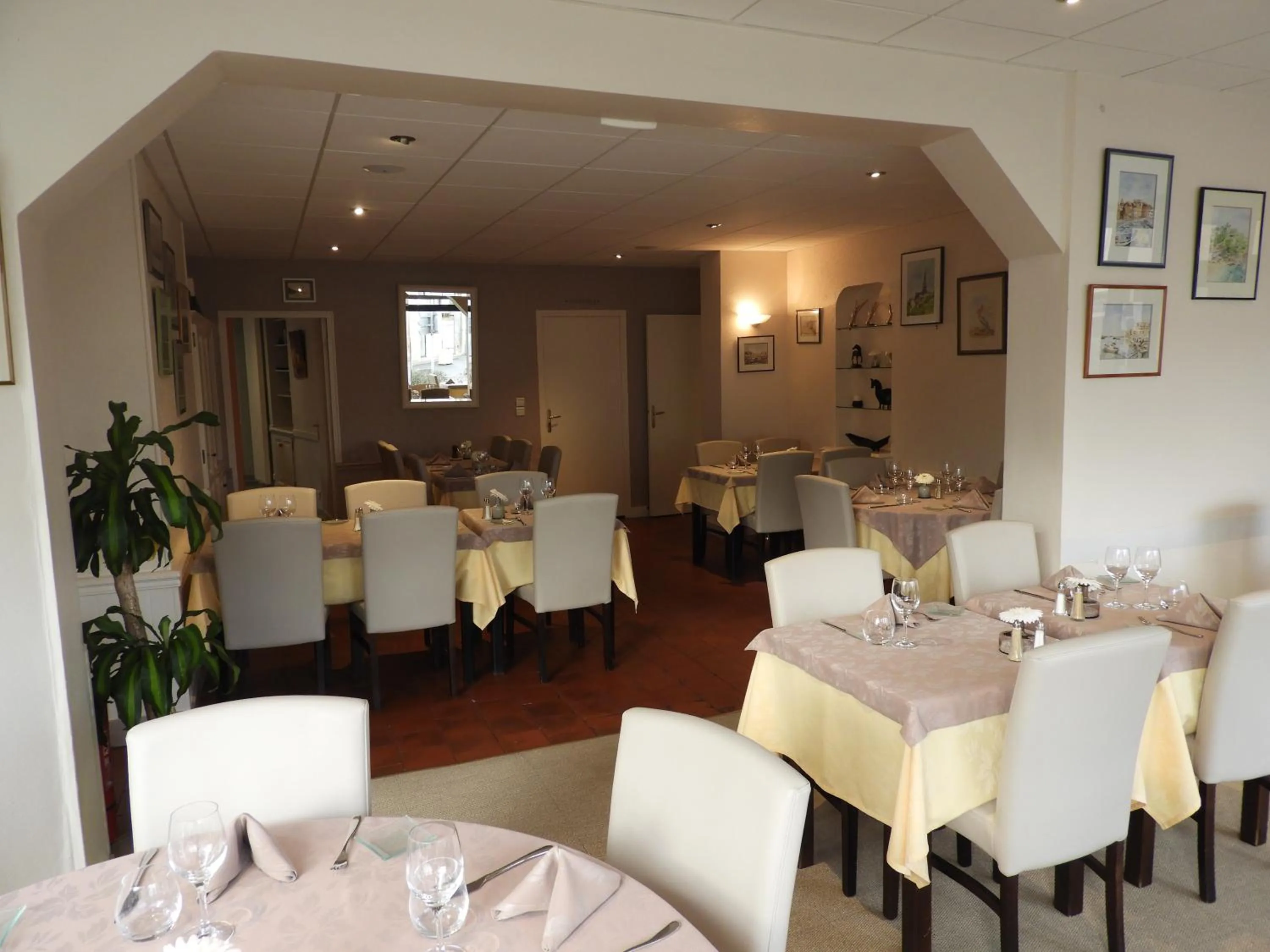 Restaurant/places to eat in Logis Hôtel Le Pélican & son restaurant