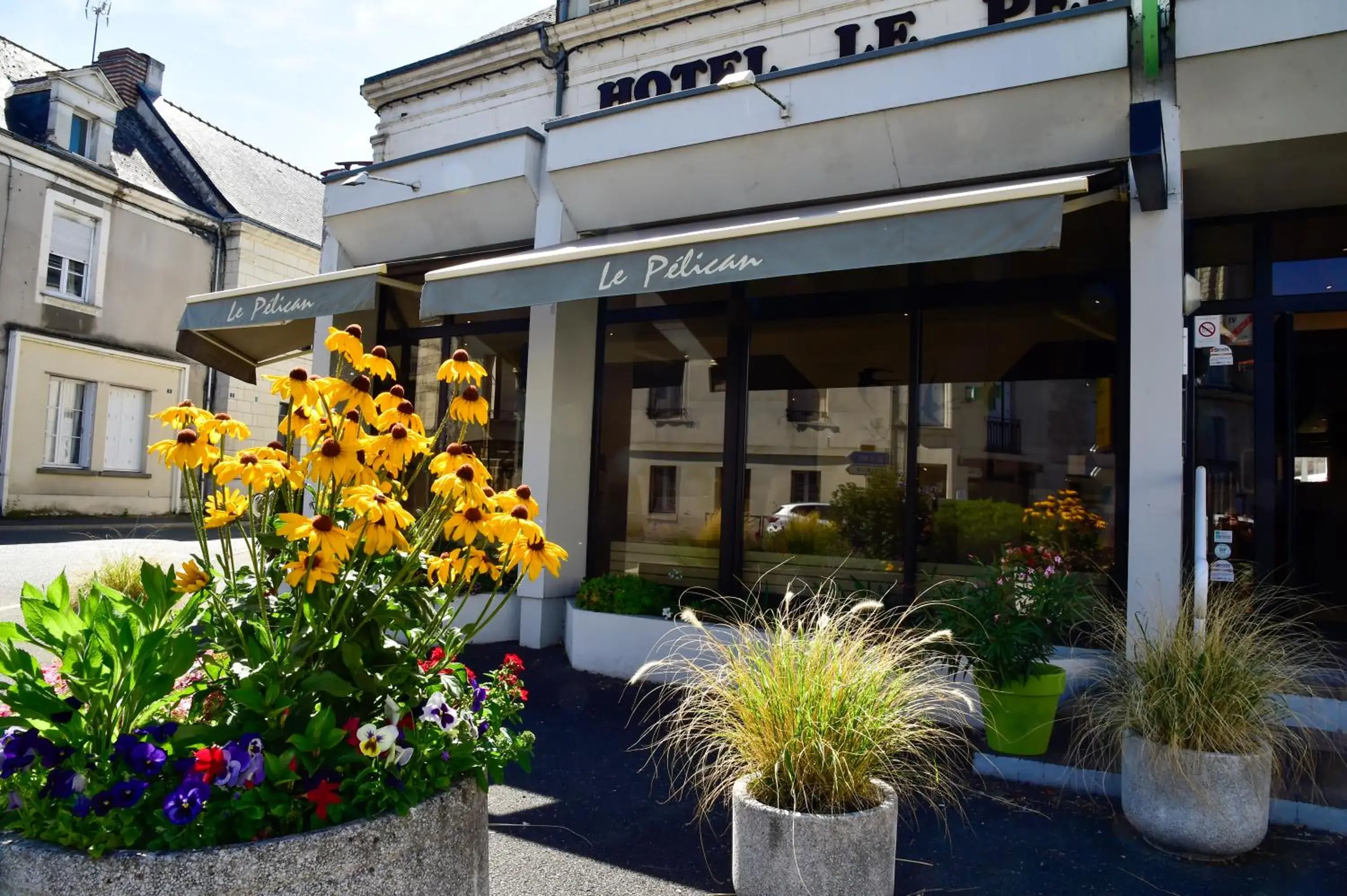 Property building in Logis Hôtel Le Pélican & son restaurant Property building in Logis Hôtel Le Pélican & son restaurant