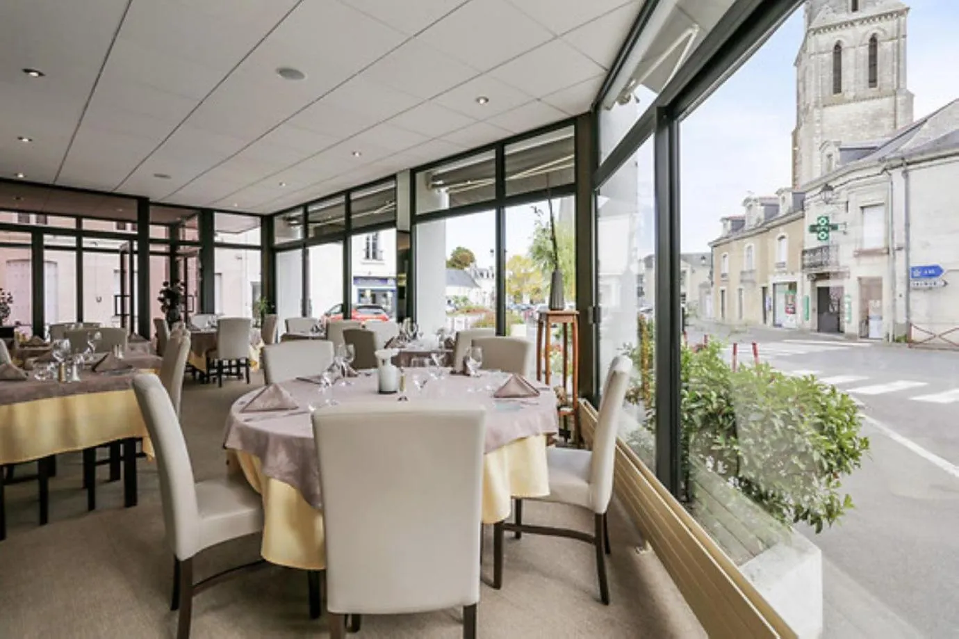 Restaurant/places to eat in Logis Hôtel Le Pélican & son restaurant