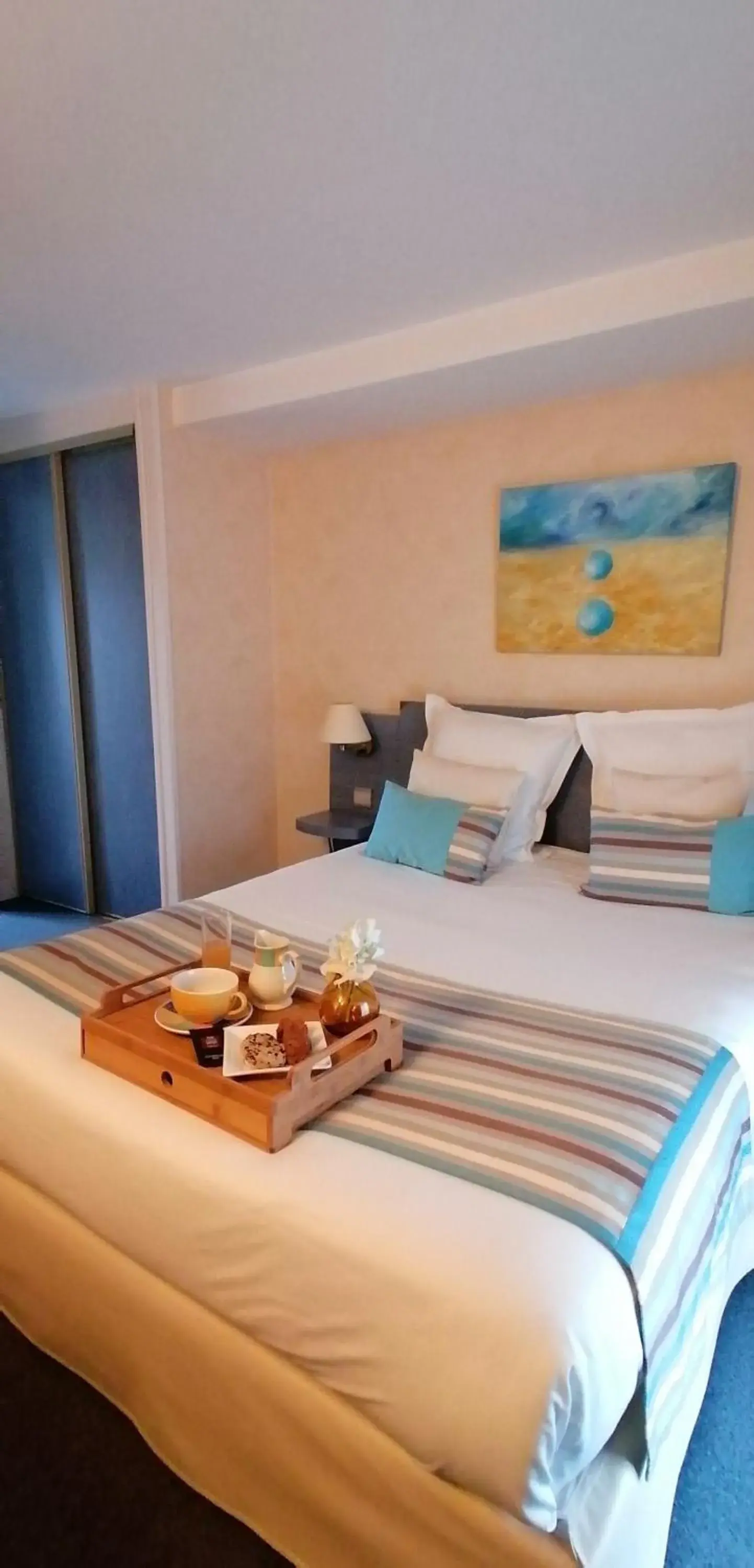 Bed in Logis Hôtel Le Pélican & son restaurant Bed in Logis Hôtel Le Pélican & son restaurant