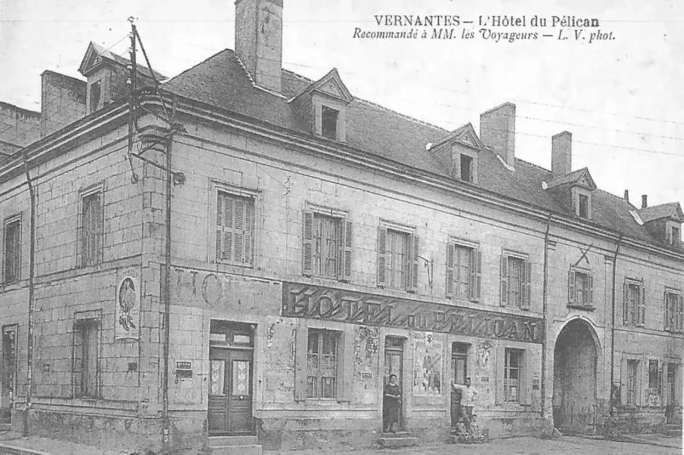 Property building in Logis Hôtel Le Pélican & son restaurant Property building in Logis Hôtel Le Pélican & son restaurant