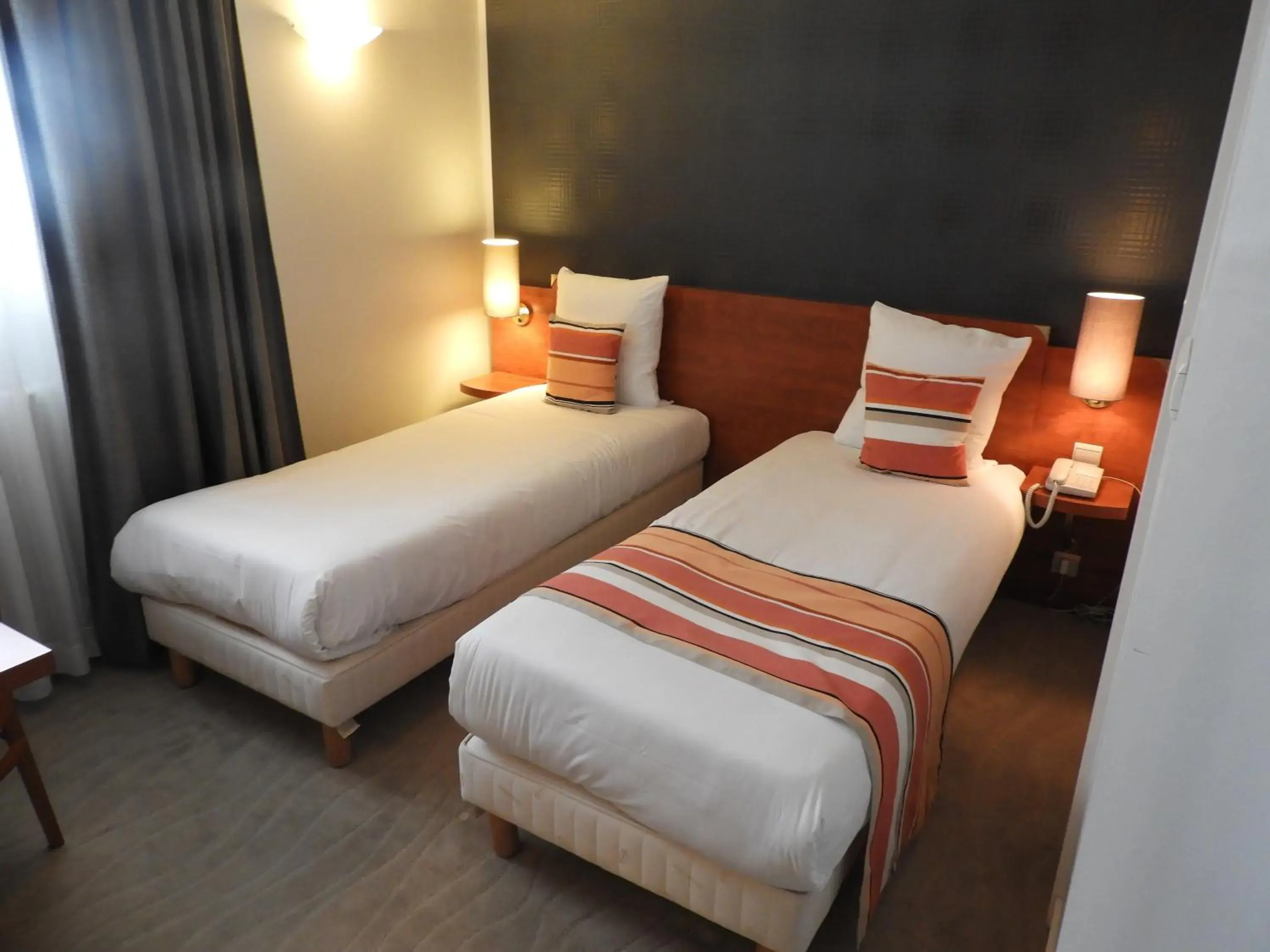 Twin Room in Logis Hôtel Le Pélican & son restaurant Twin Room in Logis Hôtel Le Pélican & son restaurant