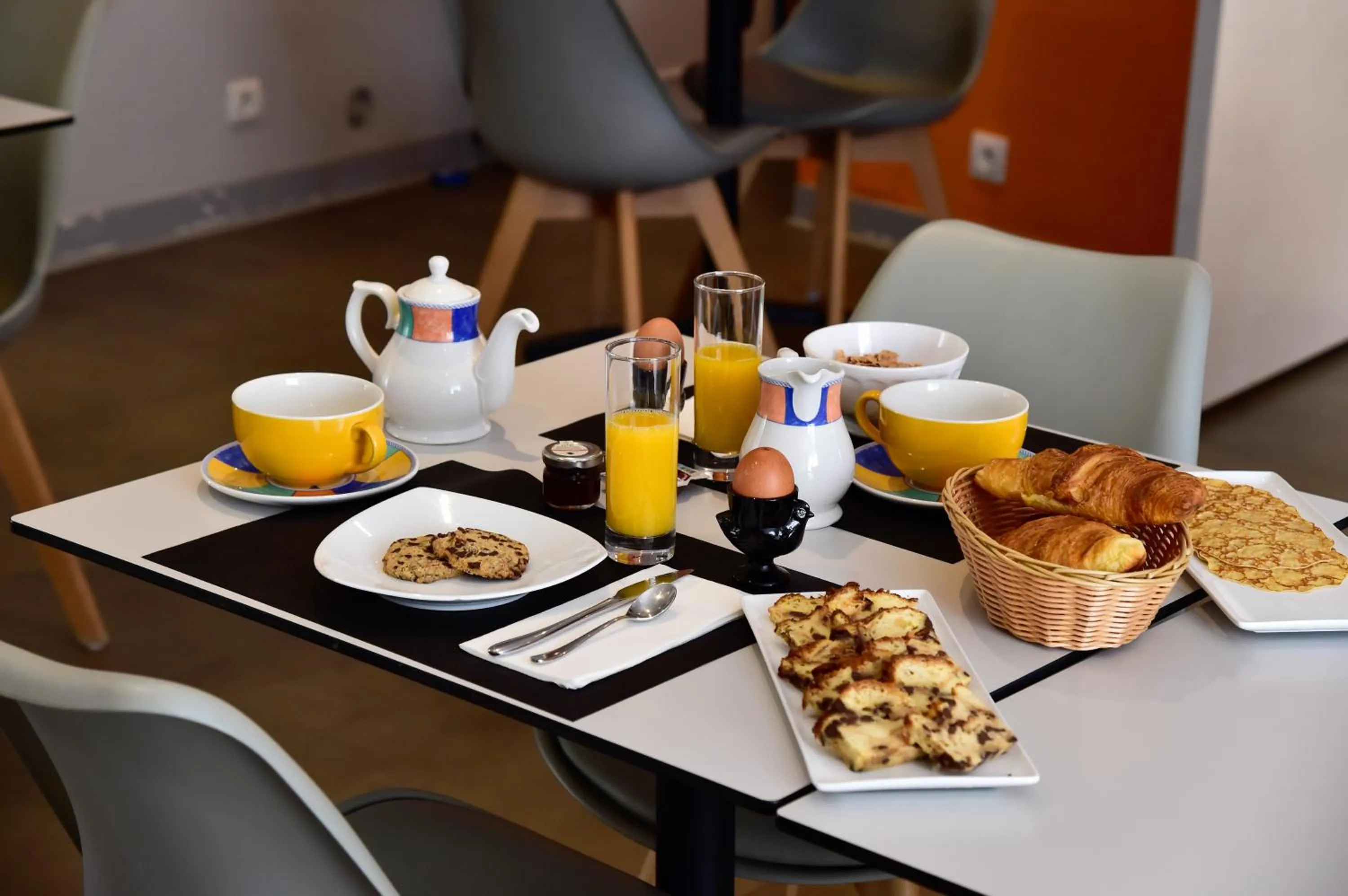 Breakfast in Logis Hôtel Le Pélican & son restaurant