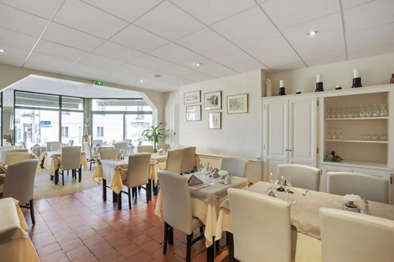 Restaurant/places to eat in Logis Hôtel Le Pélican & son restaurant