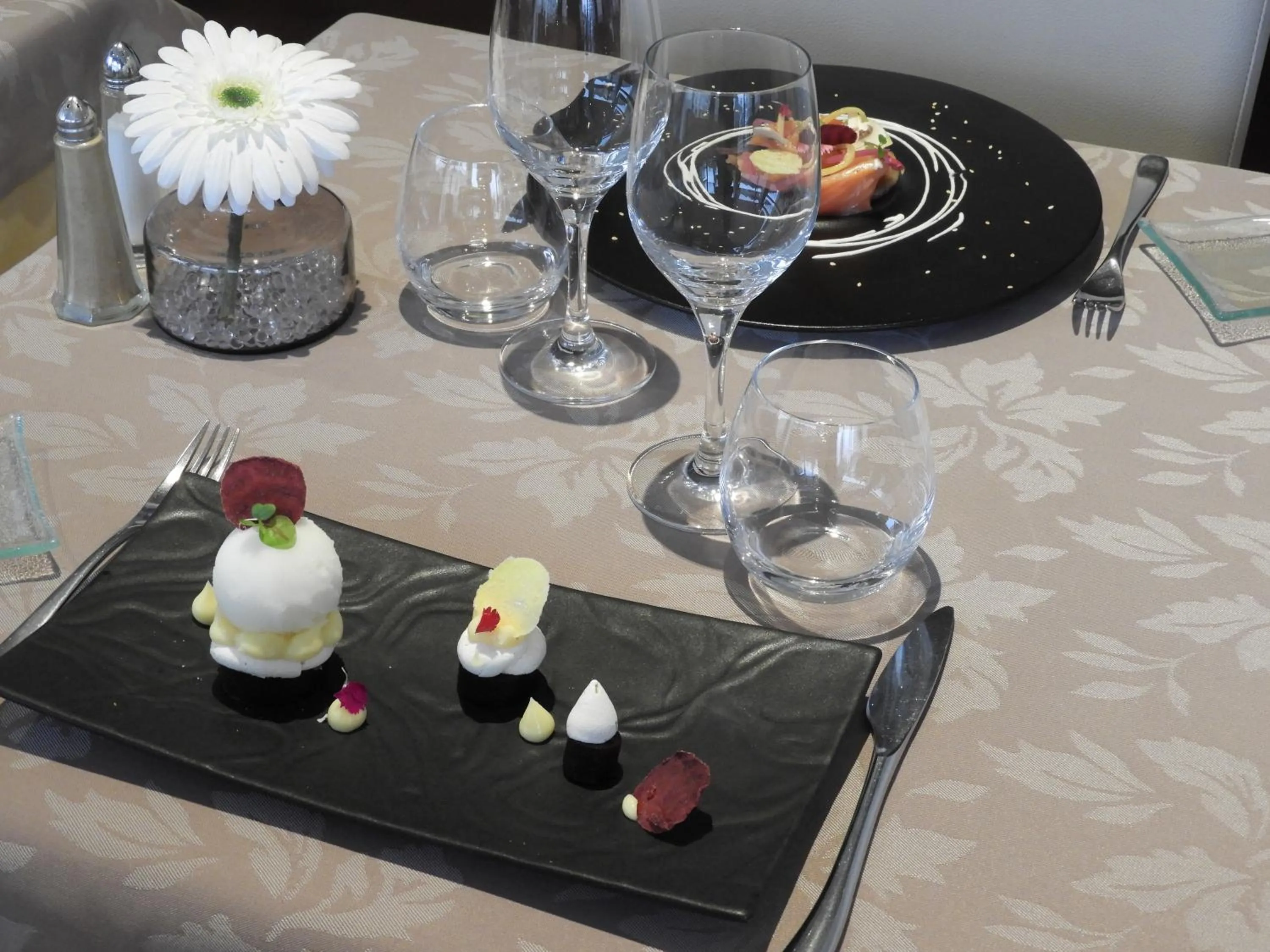 Restaurant/places to eat in Logis Hôtel Le Pélican & son restaurant