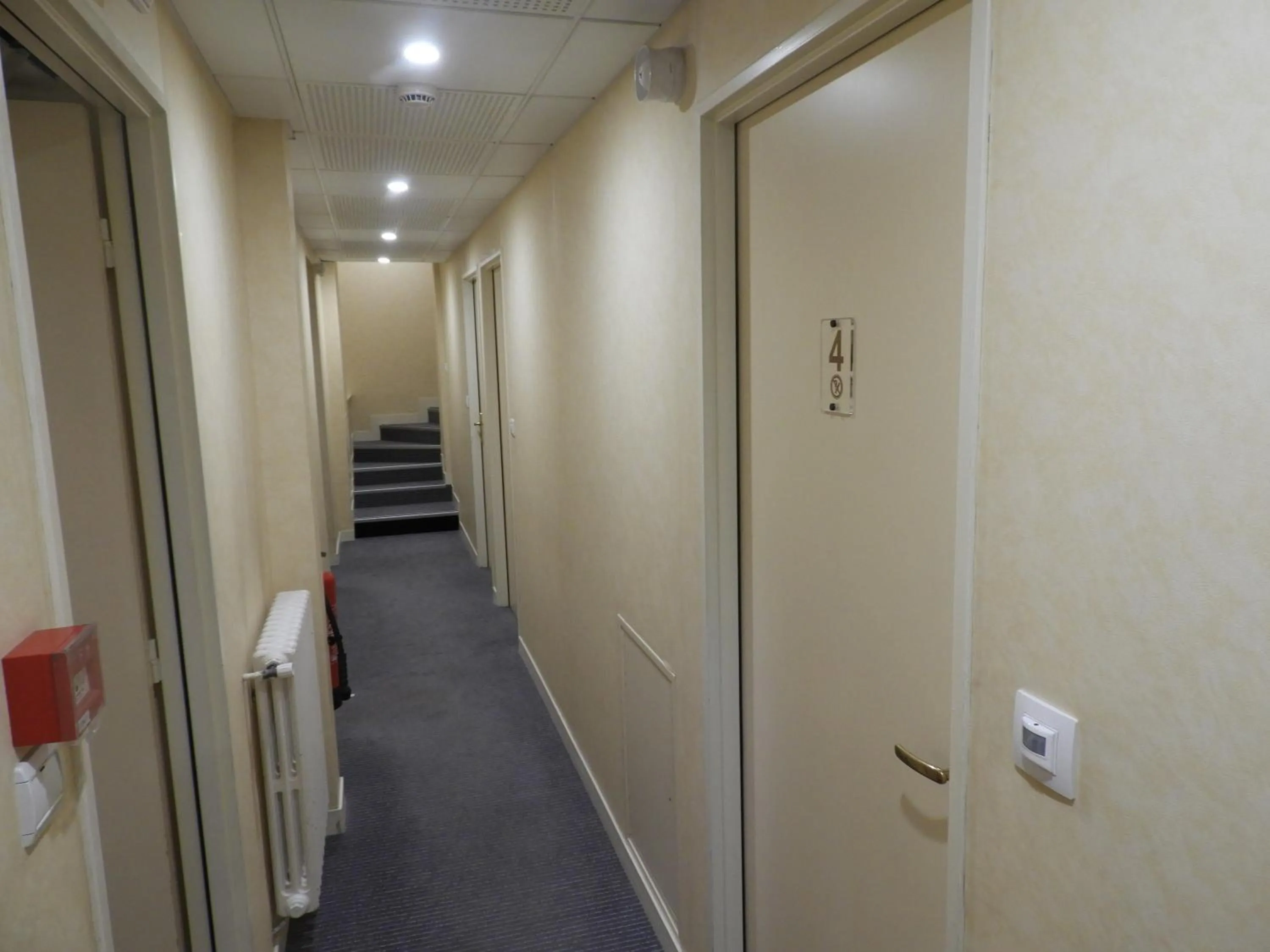 Bedroom in Logis Hôtel Le Pélican & son restaurant