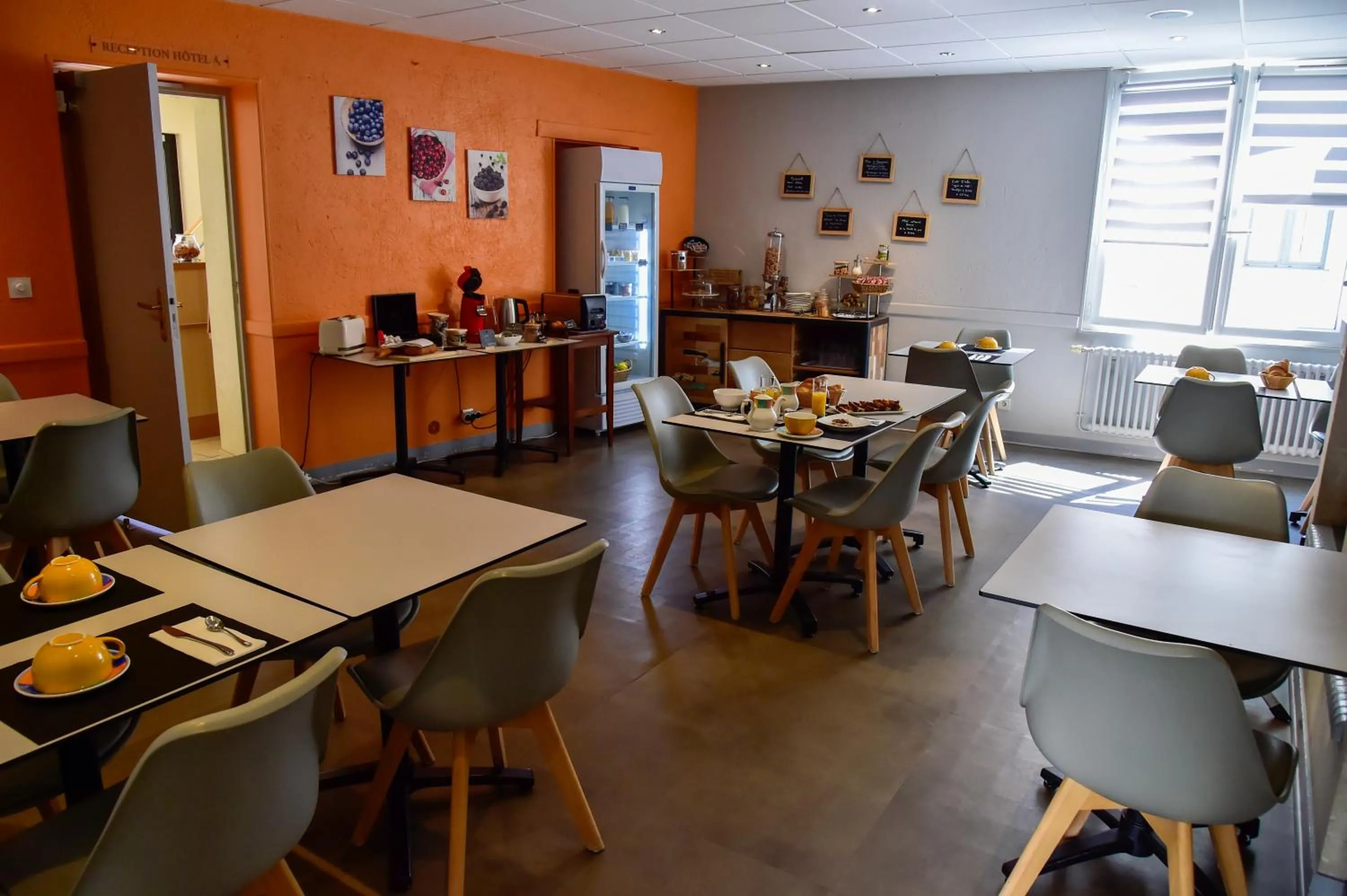 Breakfast in Logis Hôtel Le Pélican & son restaurant