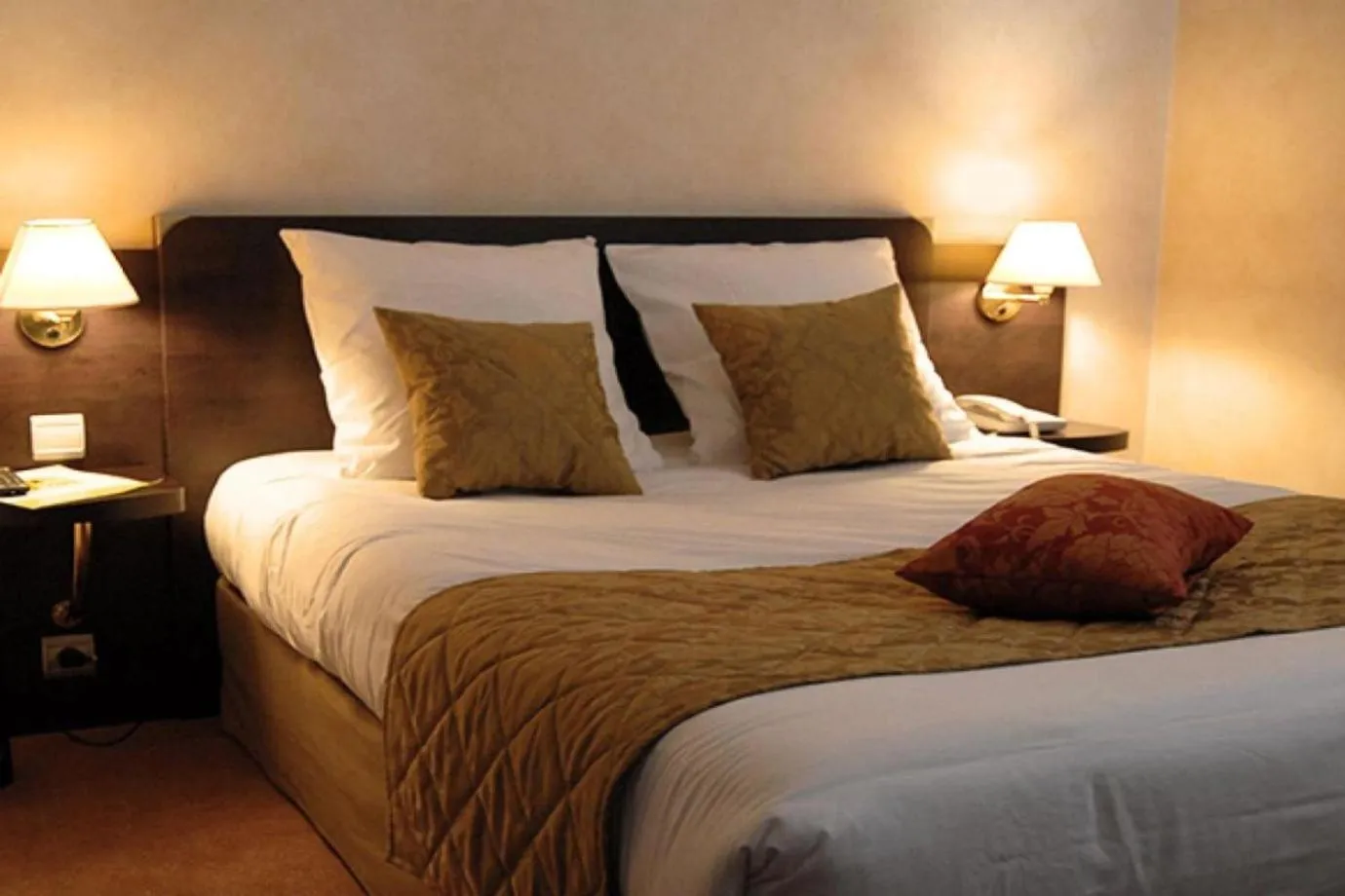 Bed in Logis Hôtel Le Pélican & son restaurant