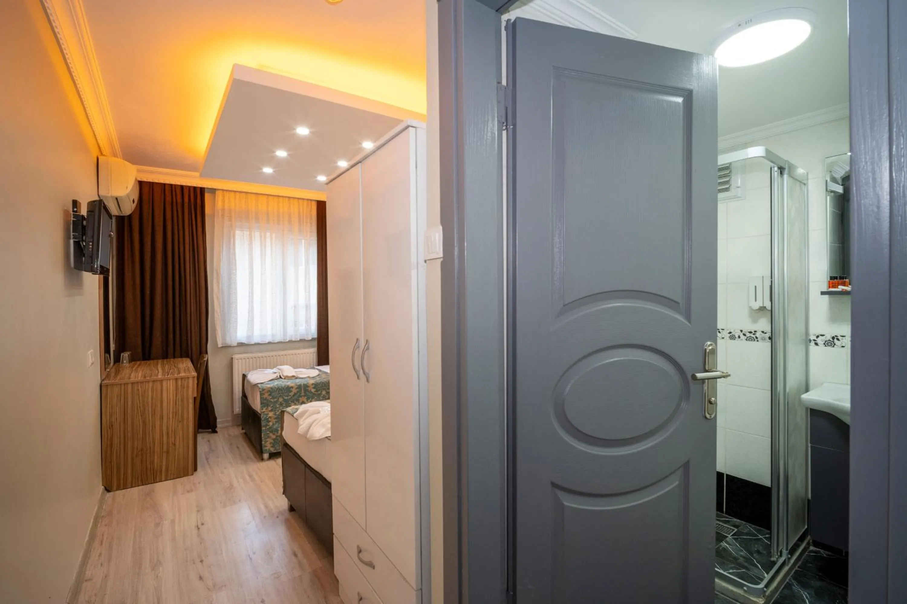 Shower, Bed in Hotel Simper