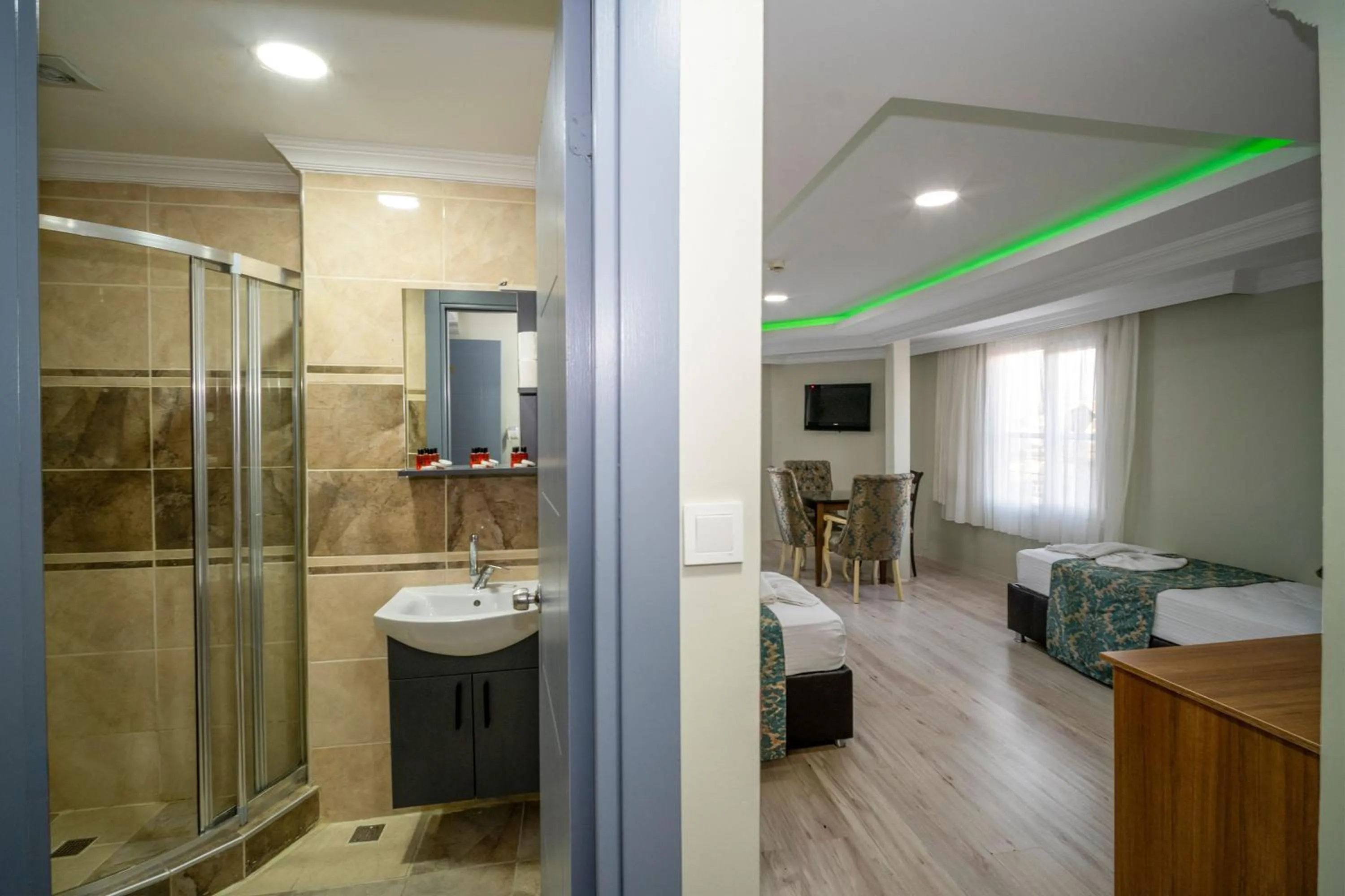 Shower in Hotel Simper