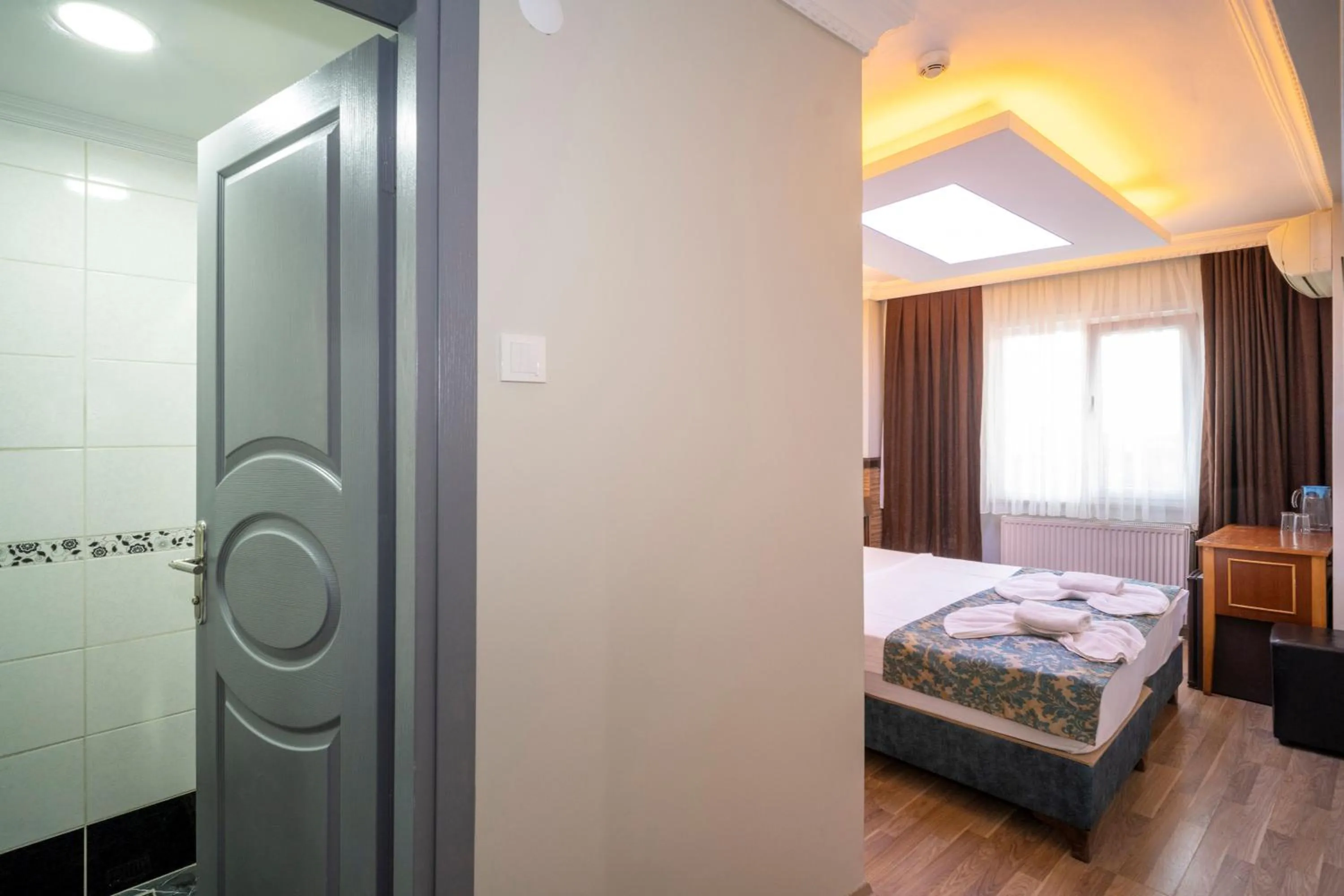 Shower, Bed in Hotel Simper