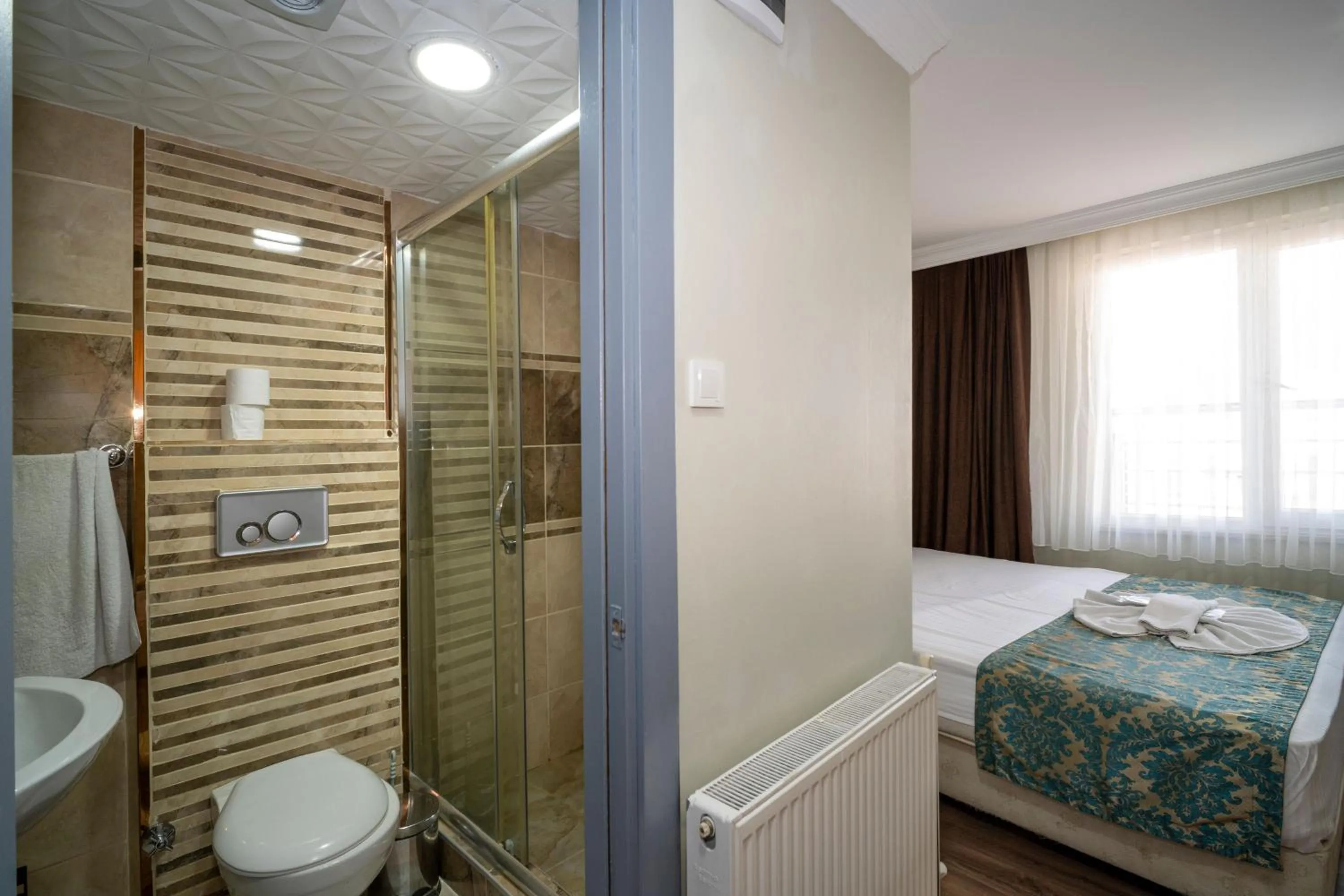 Bathroom, Bed in Hotel Simper