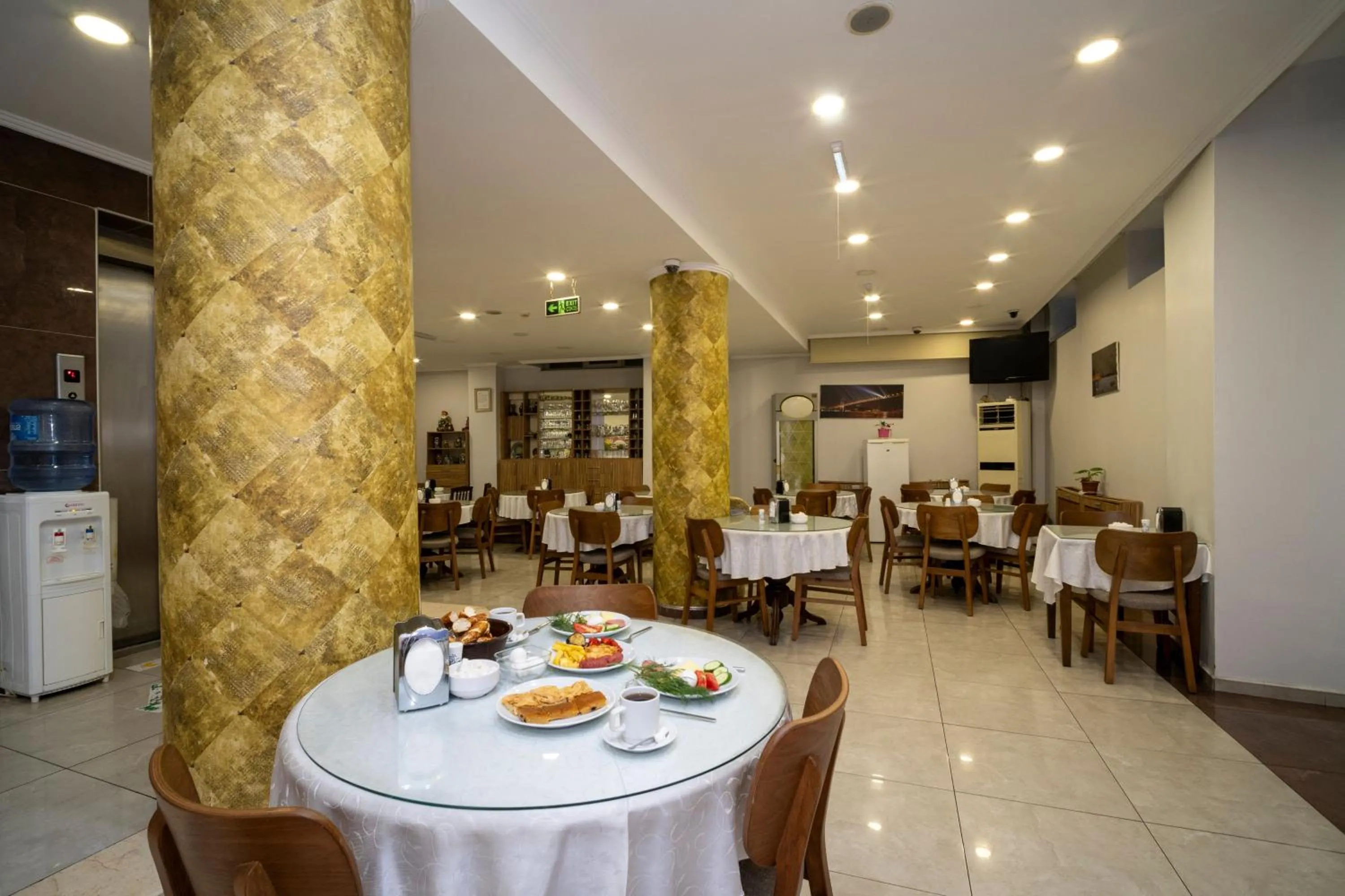 Restaurant/places to eat in Hotel Simper