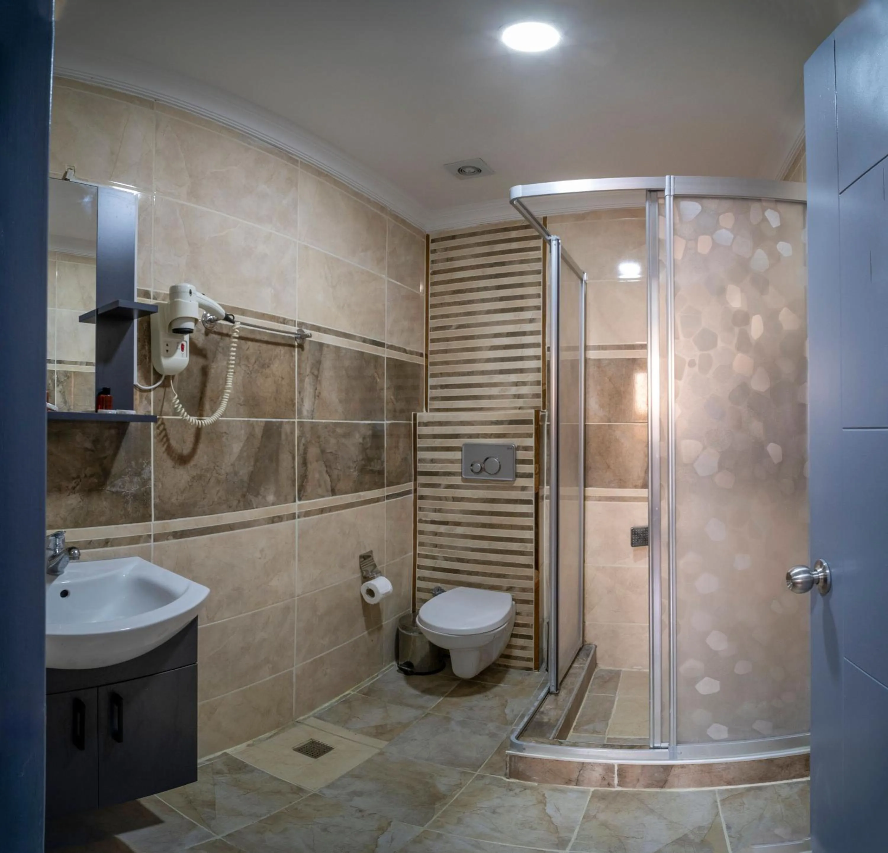 Toilet in Hotel Simper