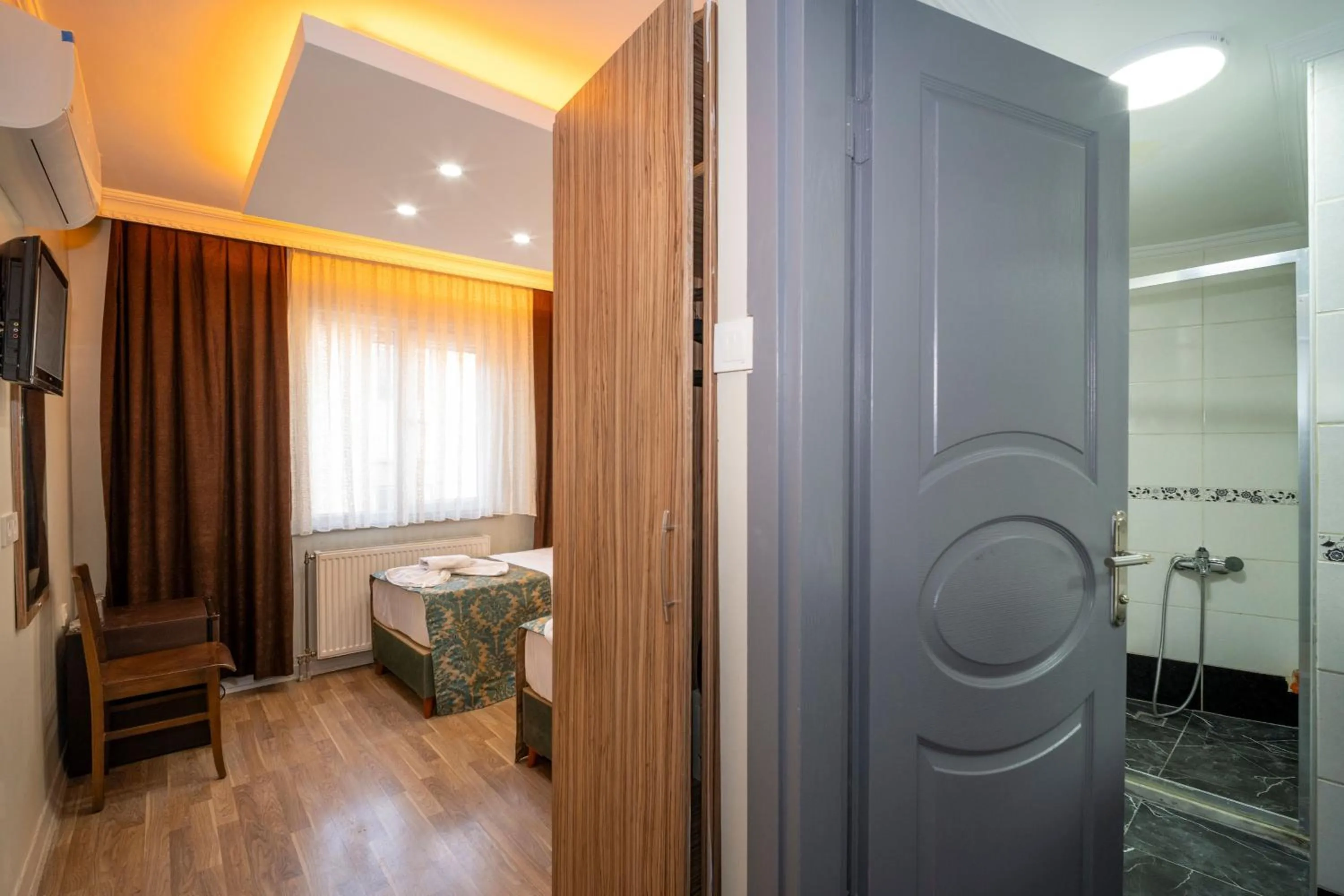 Shower, Bed in Hotel Simper