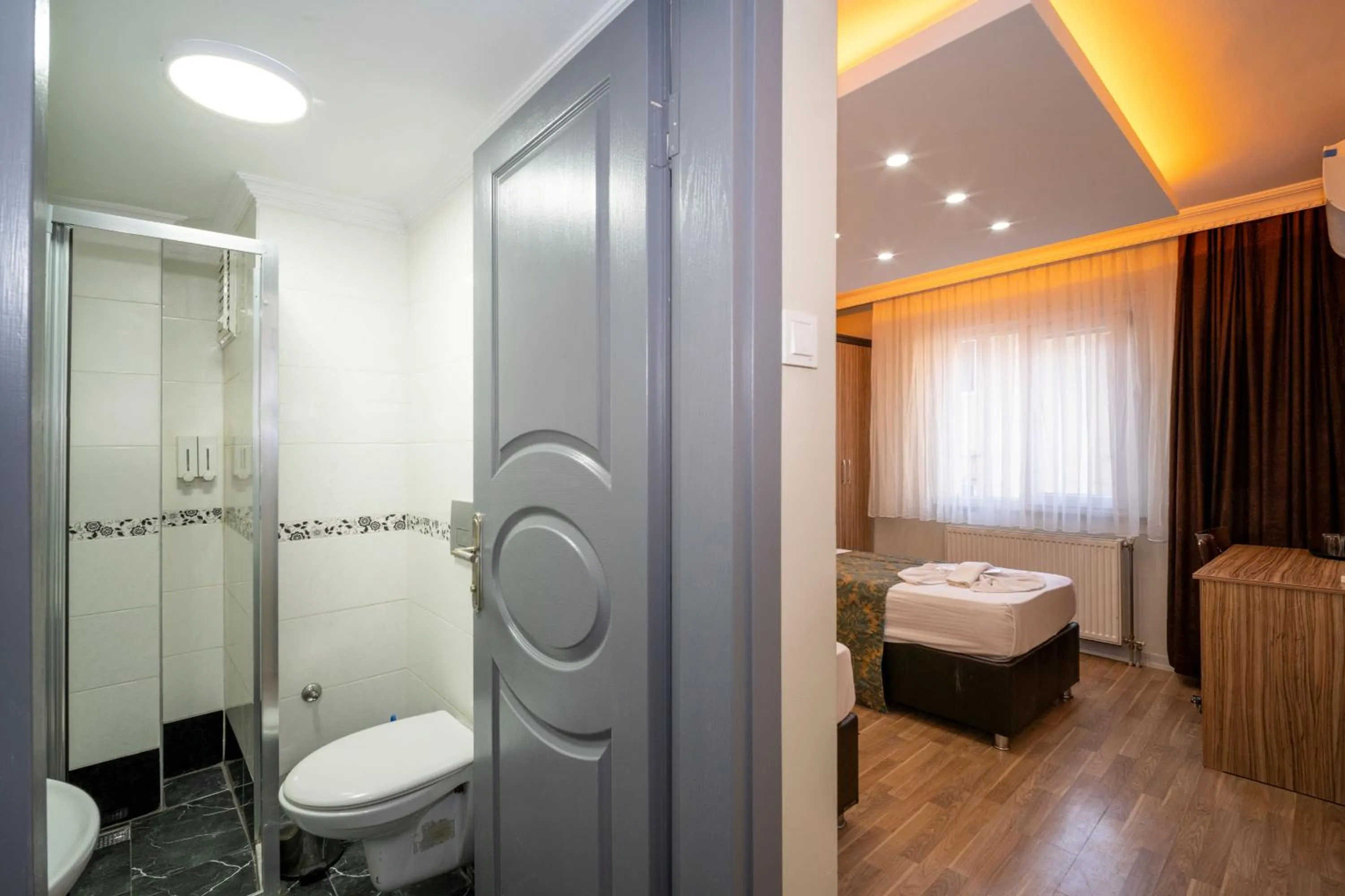 Shower, Bed in Hotel Simper