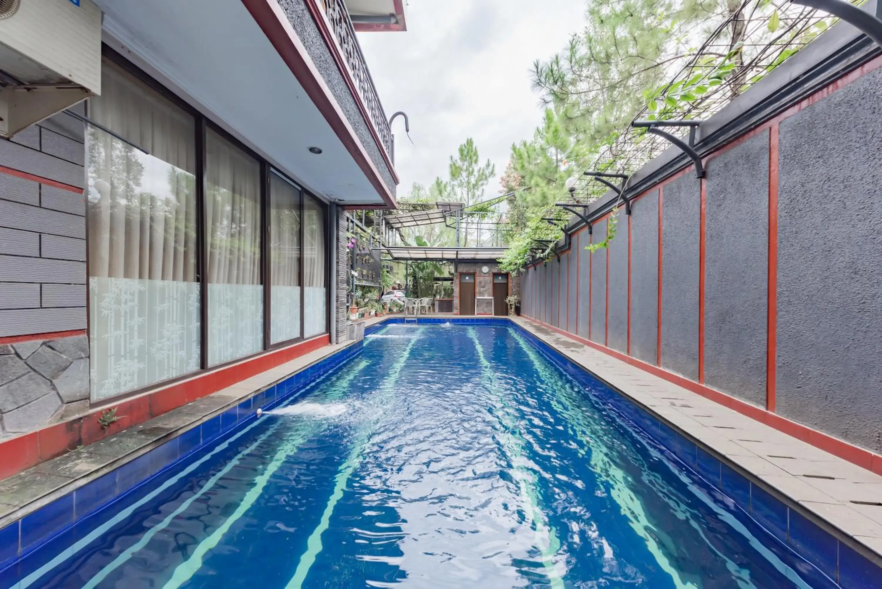 Swimming Pool in Urbanview Hotel Villa Surya Bandung