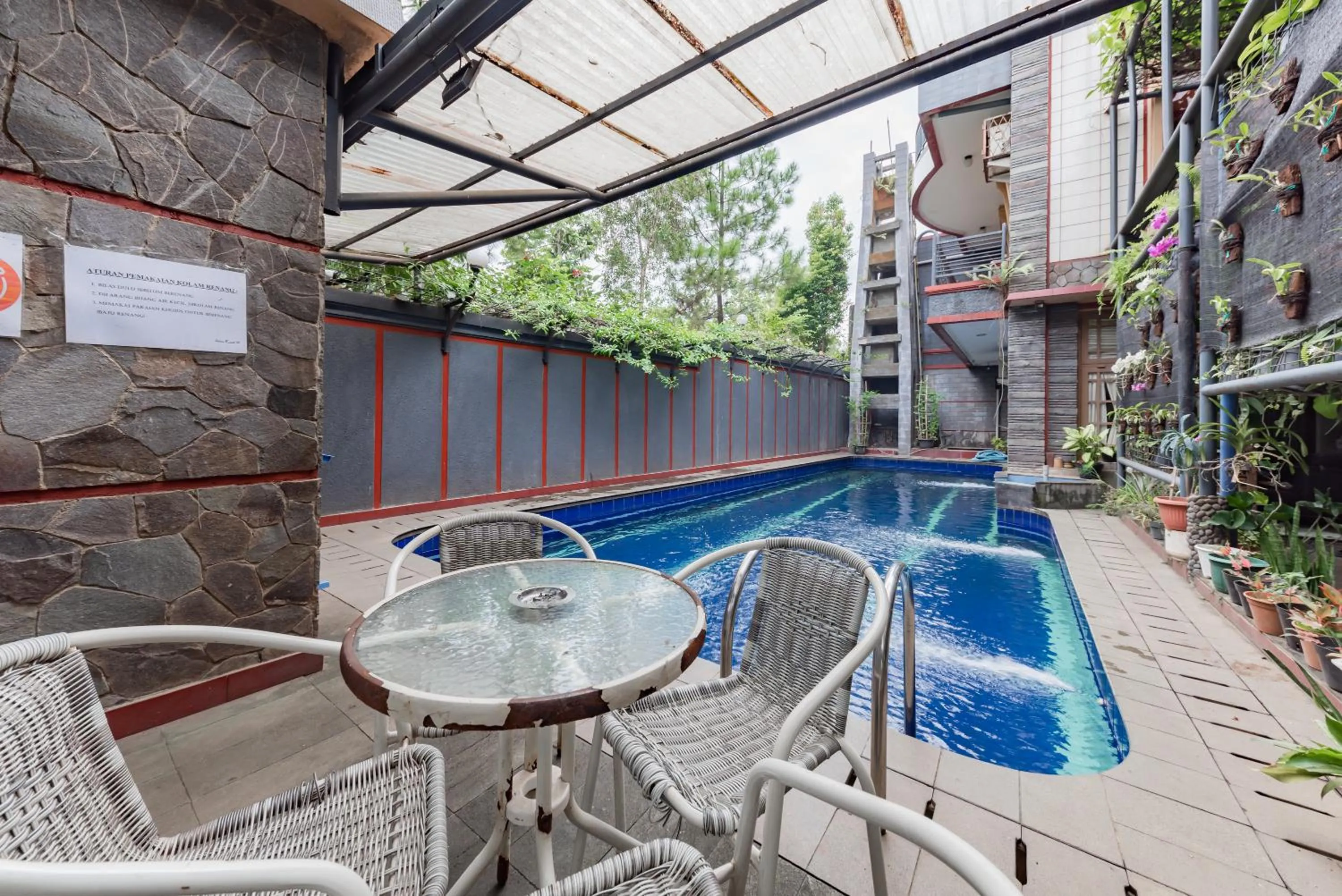 Swimming pool in Urbanview Hotel Villa Surya Bandung