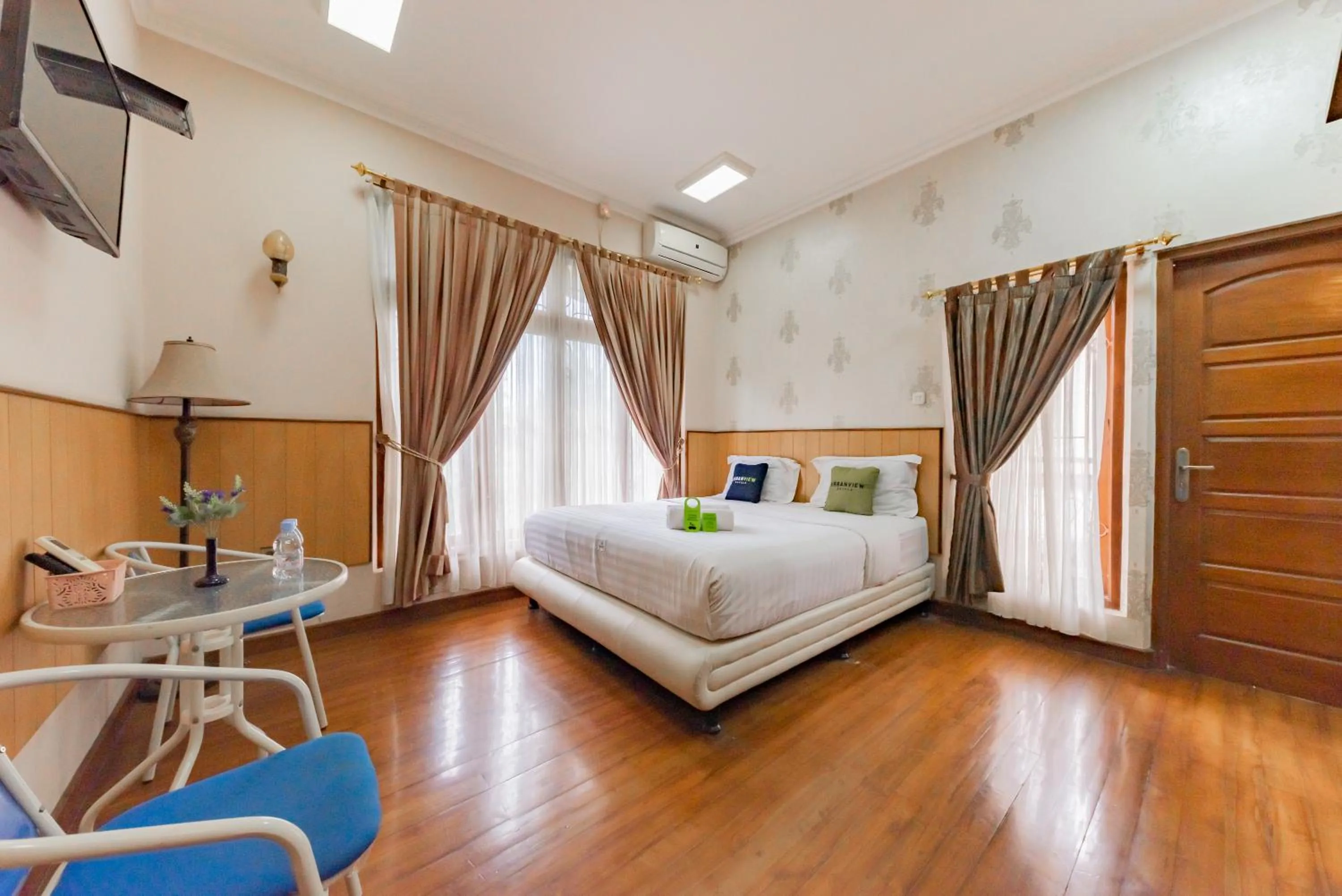 Bedroom, Bed in Urbanview Hotel Villa Surya Bandung