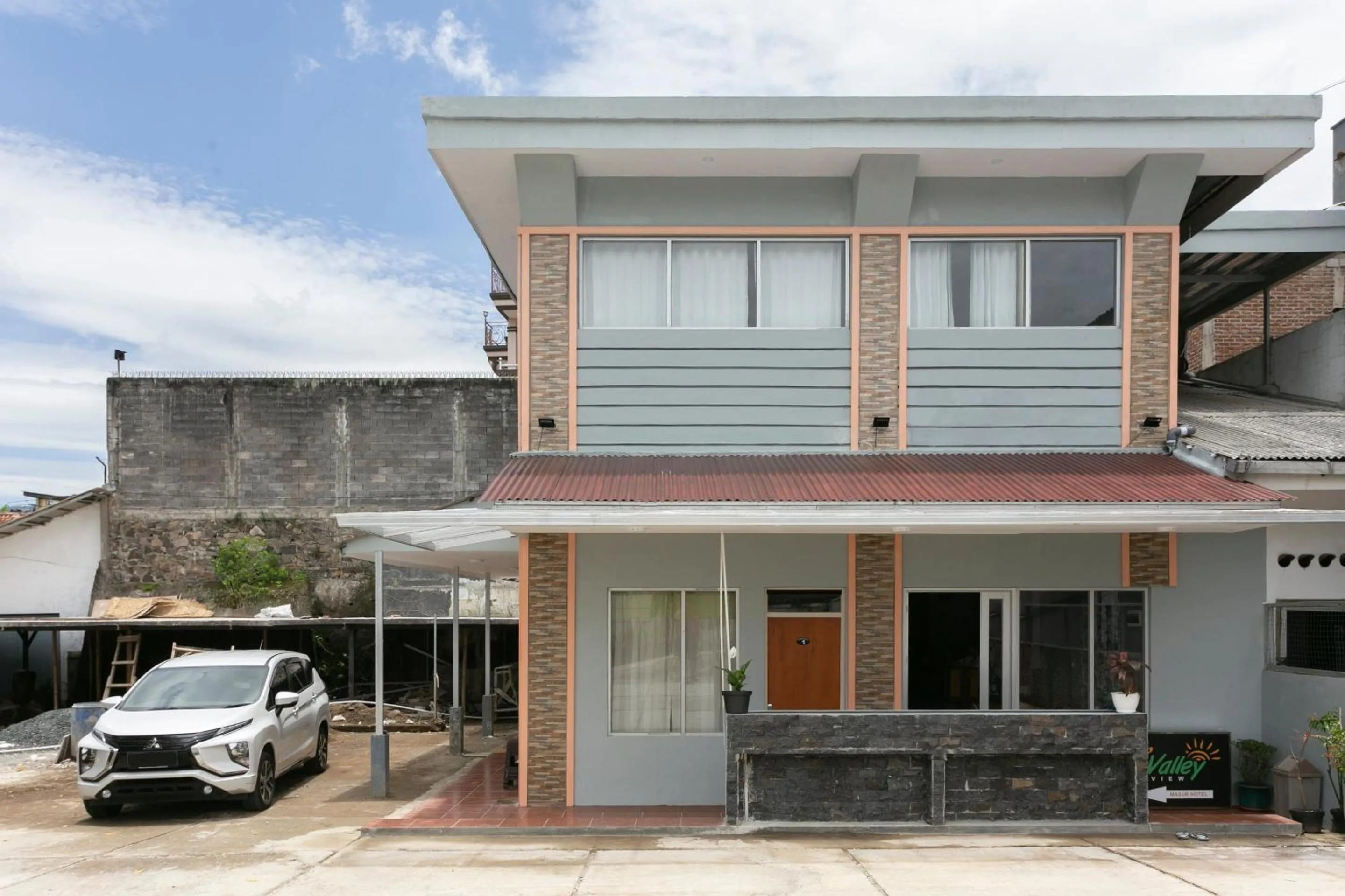 On site in Collection O 3130 D'Valley View