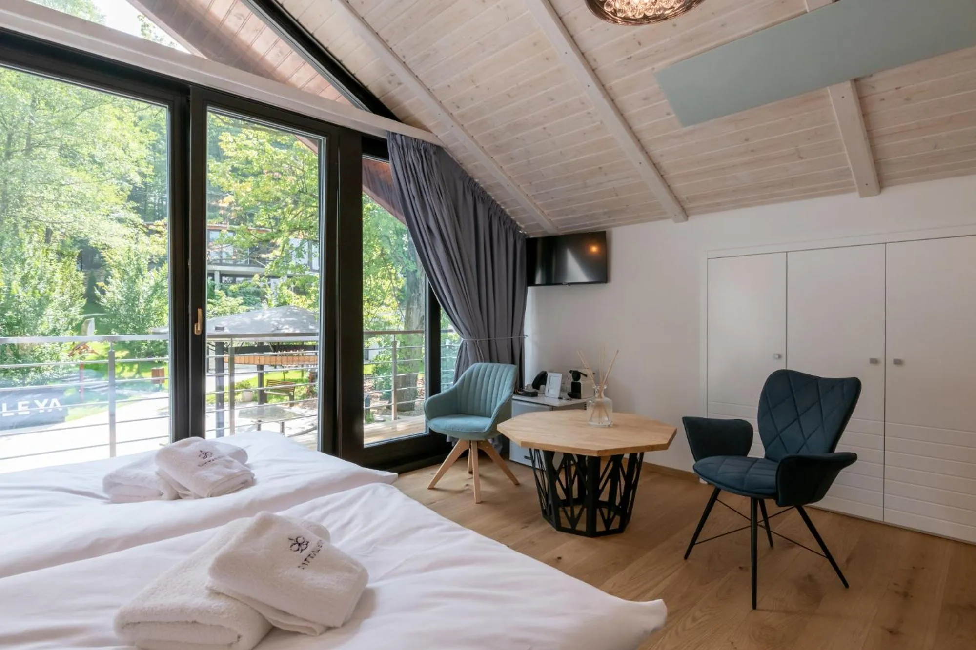 Balcony/Terrace, Bed in Resort CATTALEYA