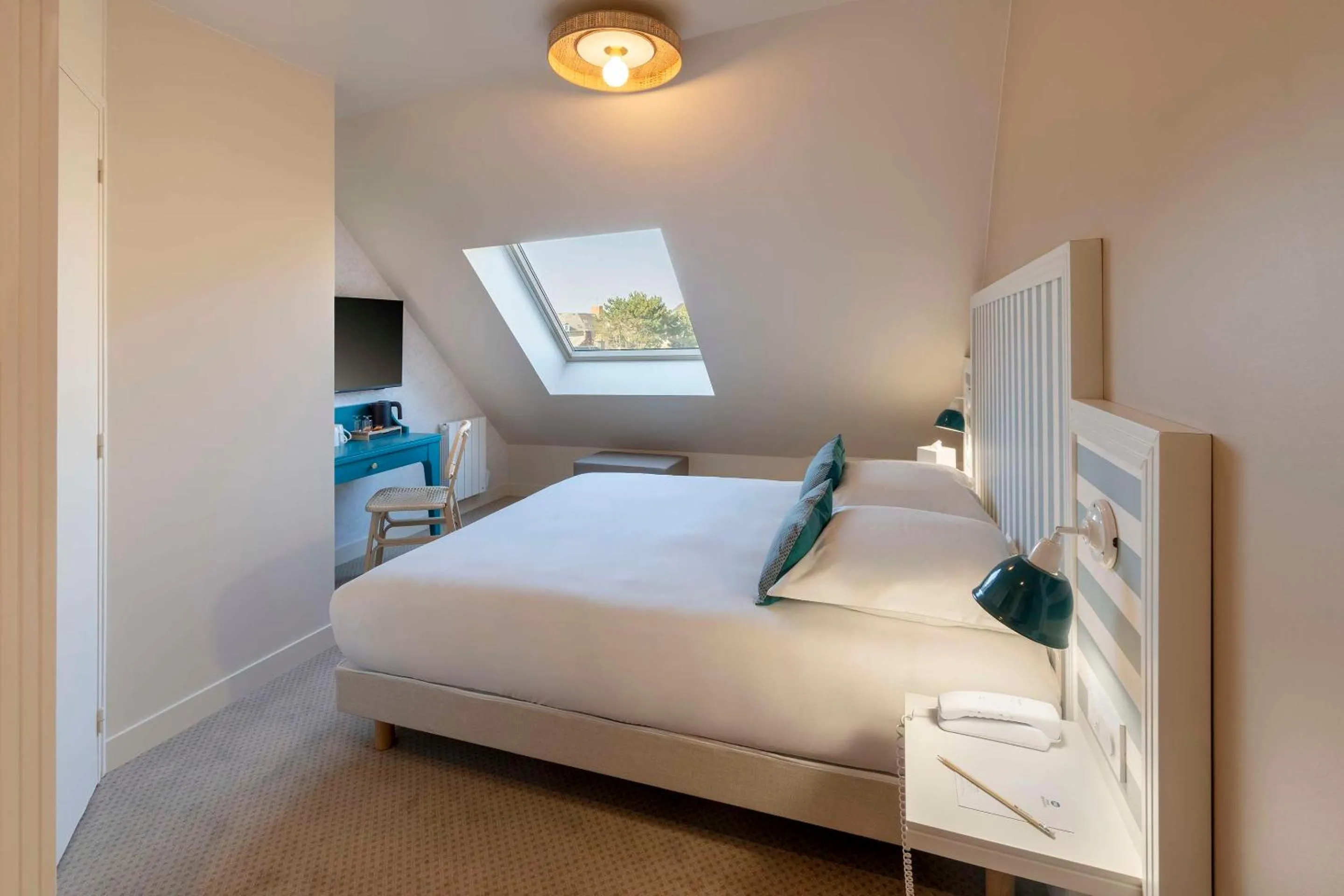 Bedroom, Bed in Hôtel Le Galion