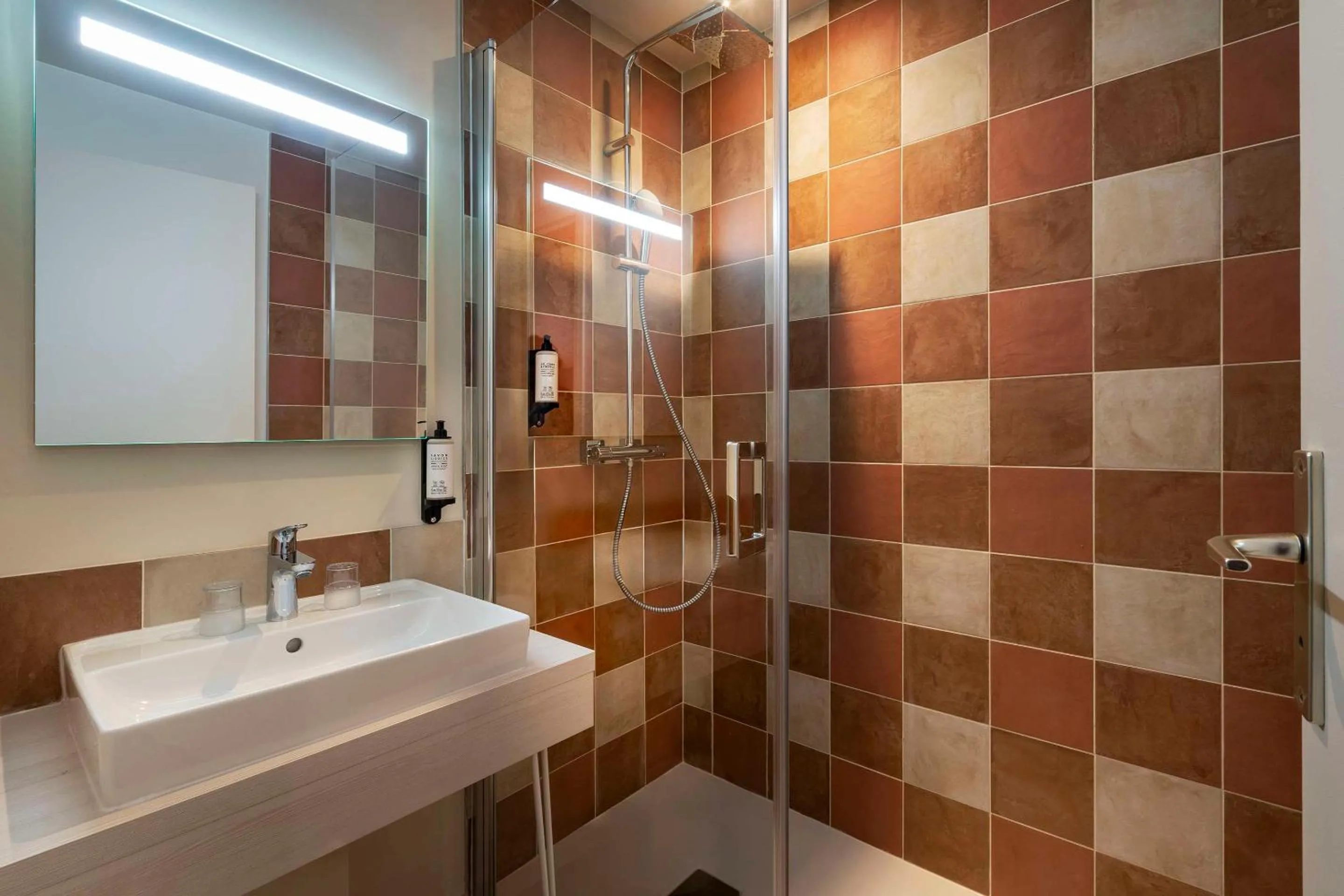 Bathroom in Hôtel Le Galion