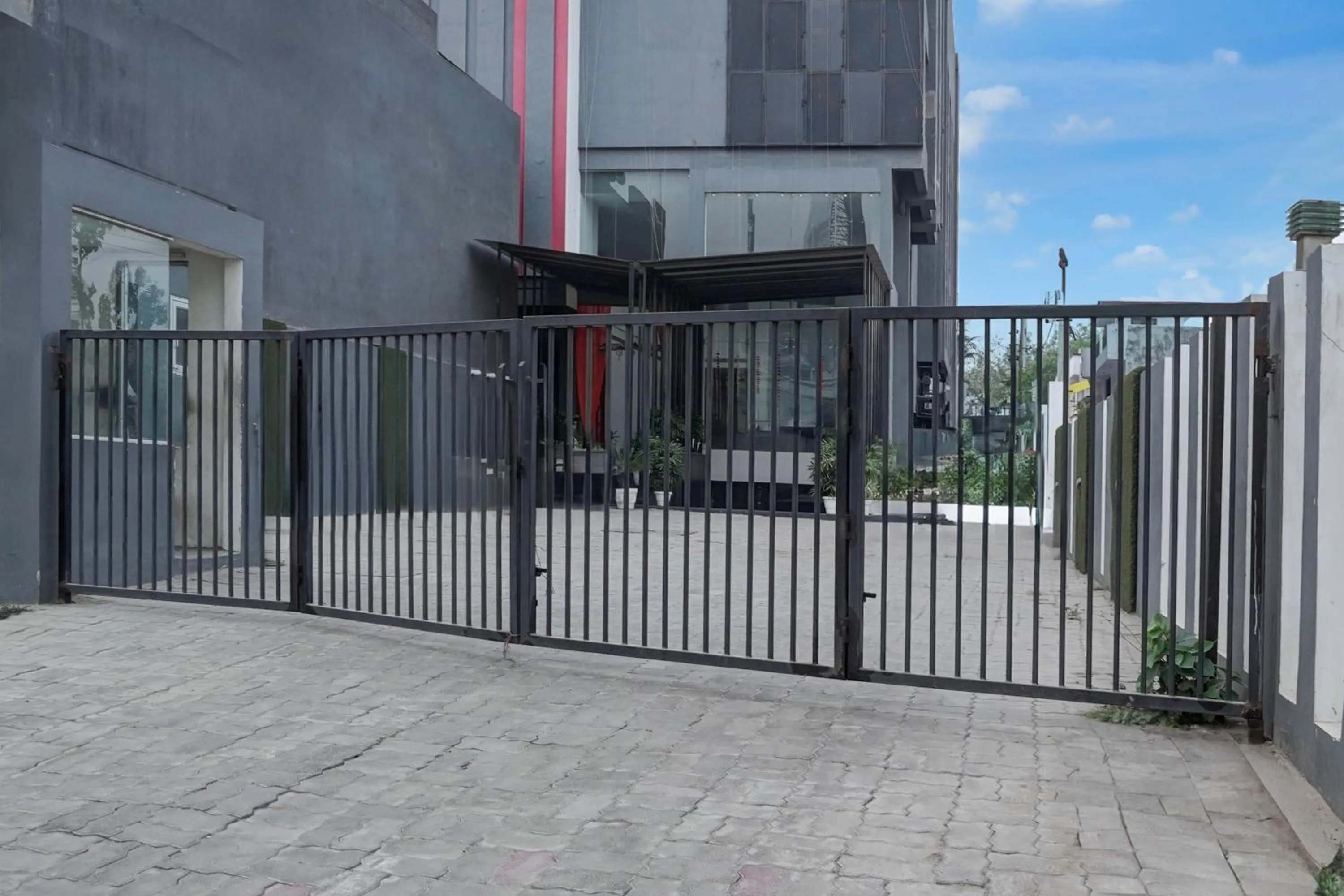 Facade/entrance in Super Townhouse Gomti Nagar Matiyari