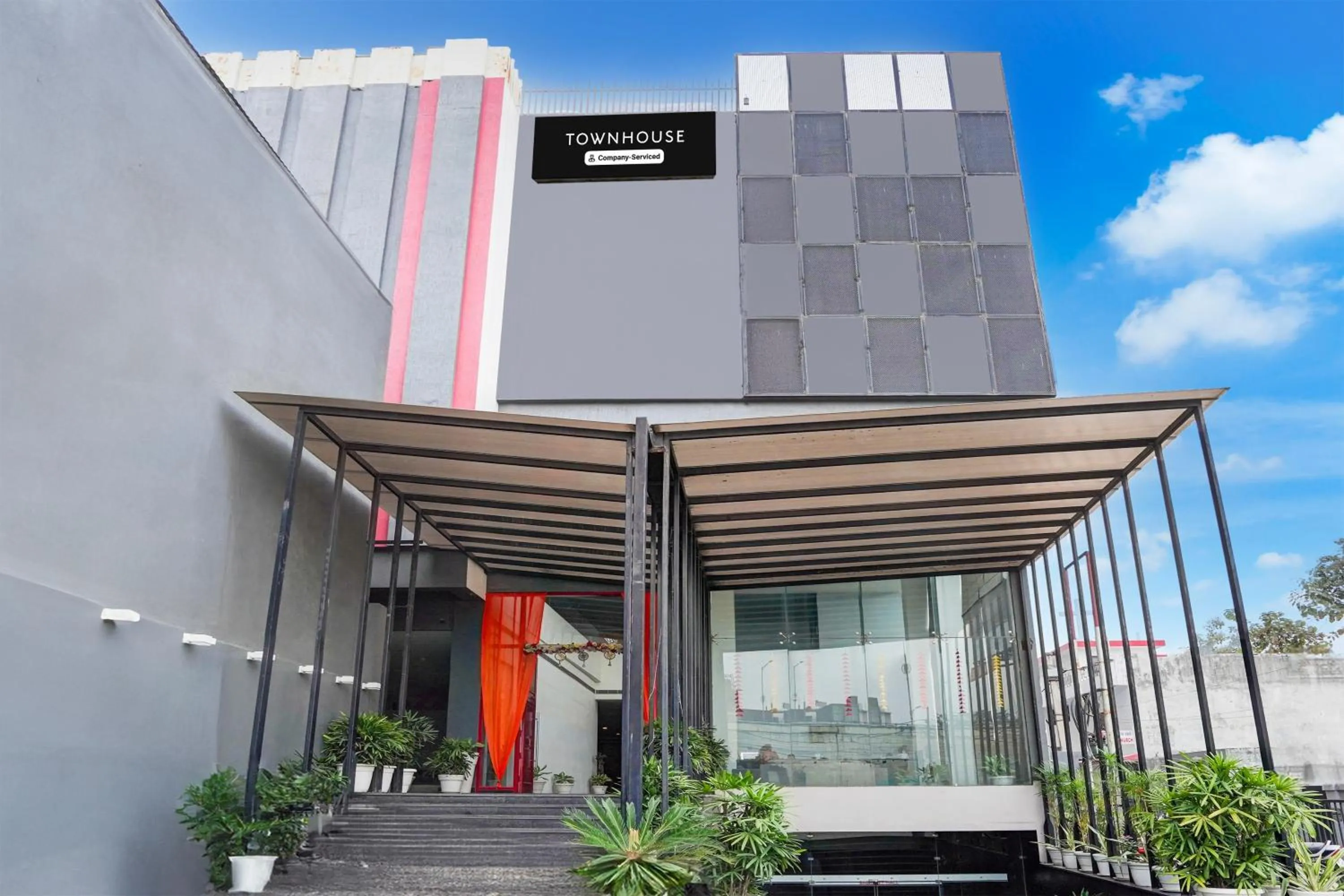 Facade/entrance in Super Townhouse Gomti Nagar Matiyari