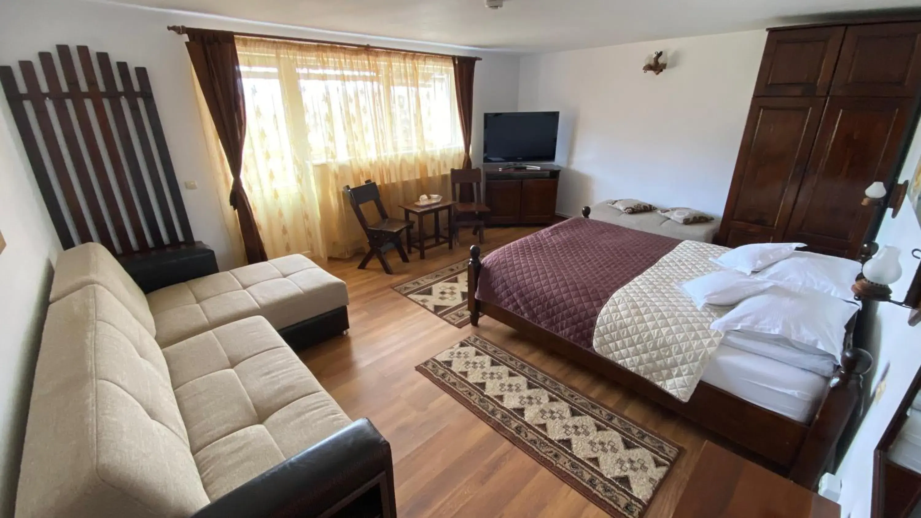 Family Room with Balcony in Pensiunea Cerbul Carpatin Family Room with Balcony in Pensiunea Cerbul Carpatin