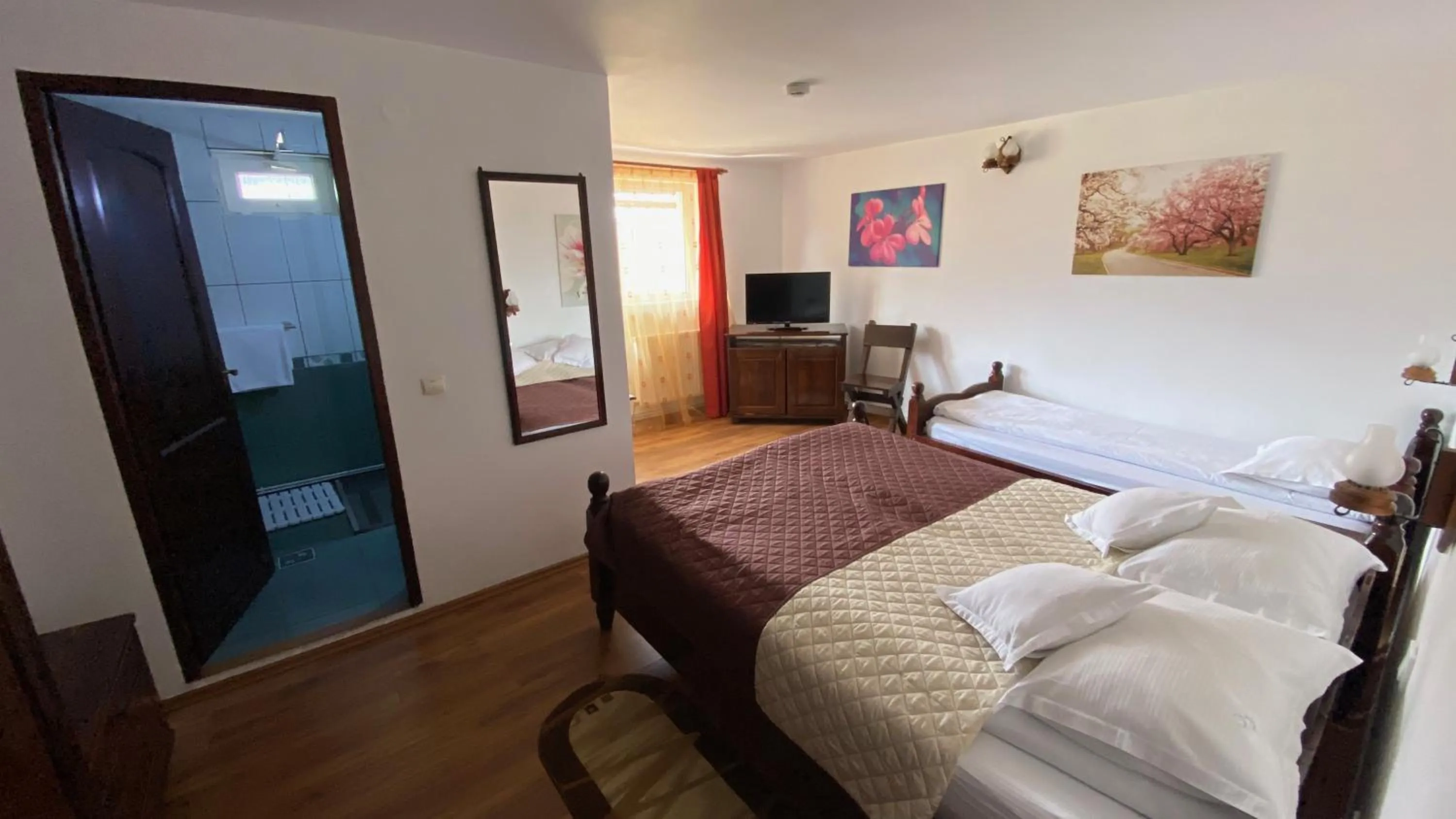 Triple Room with Balcony in Pensiunea Cerbul Carpatin