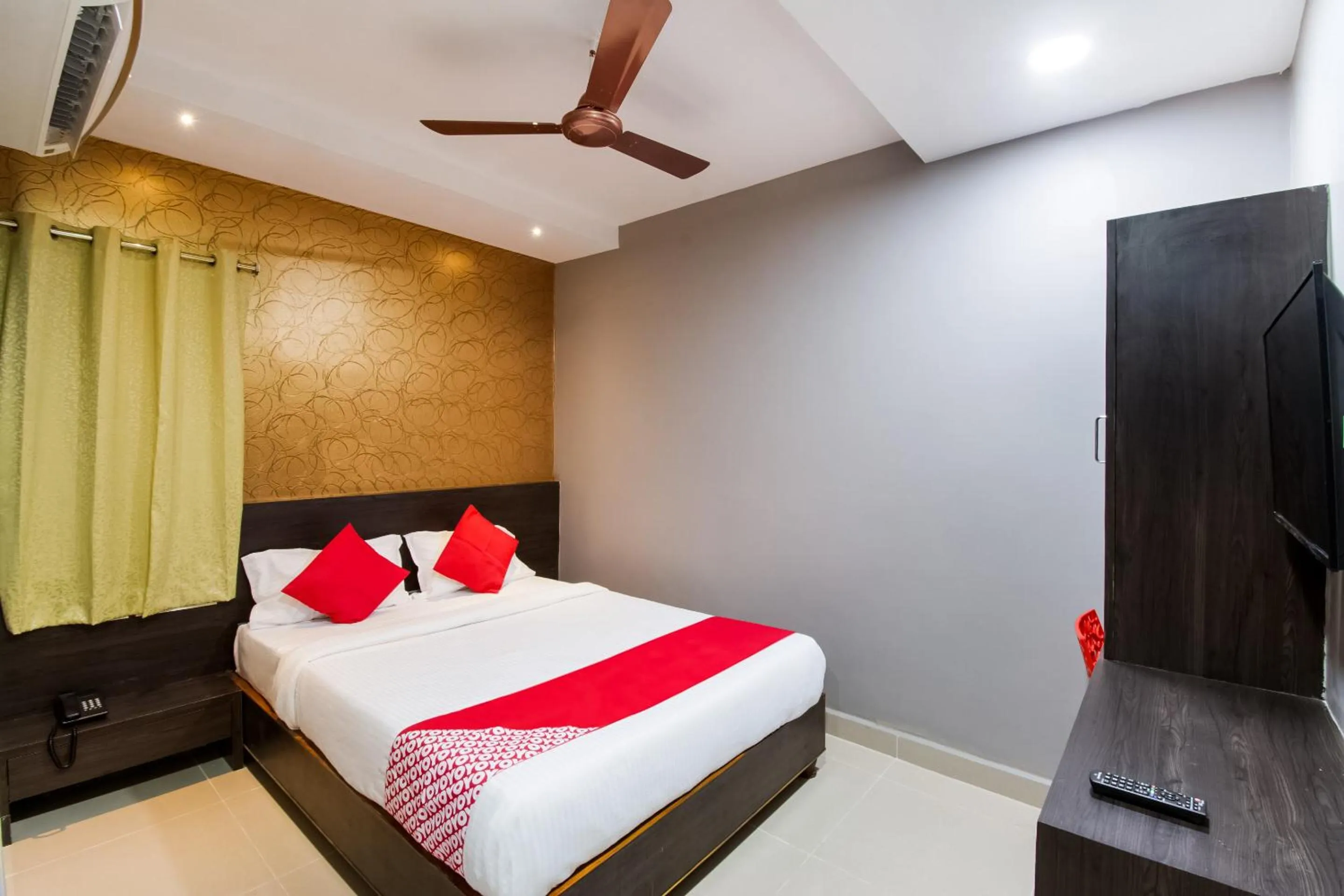 Bathroom, Bed in Hotel O CJ Inn