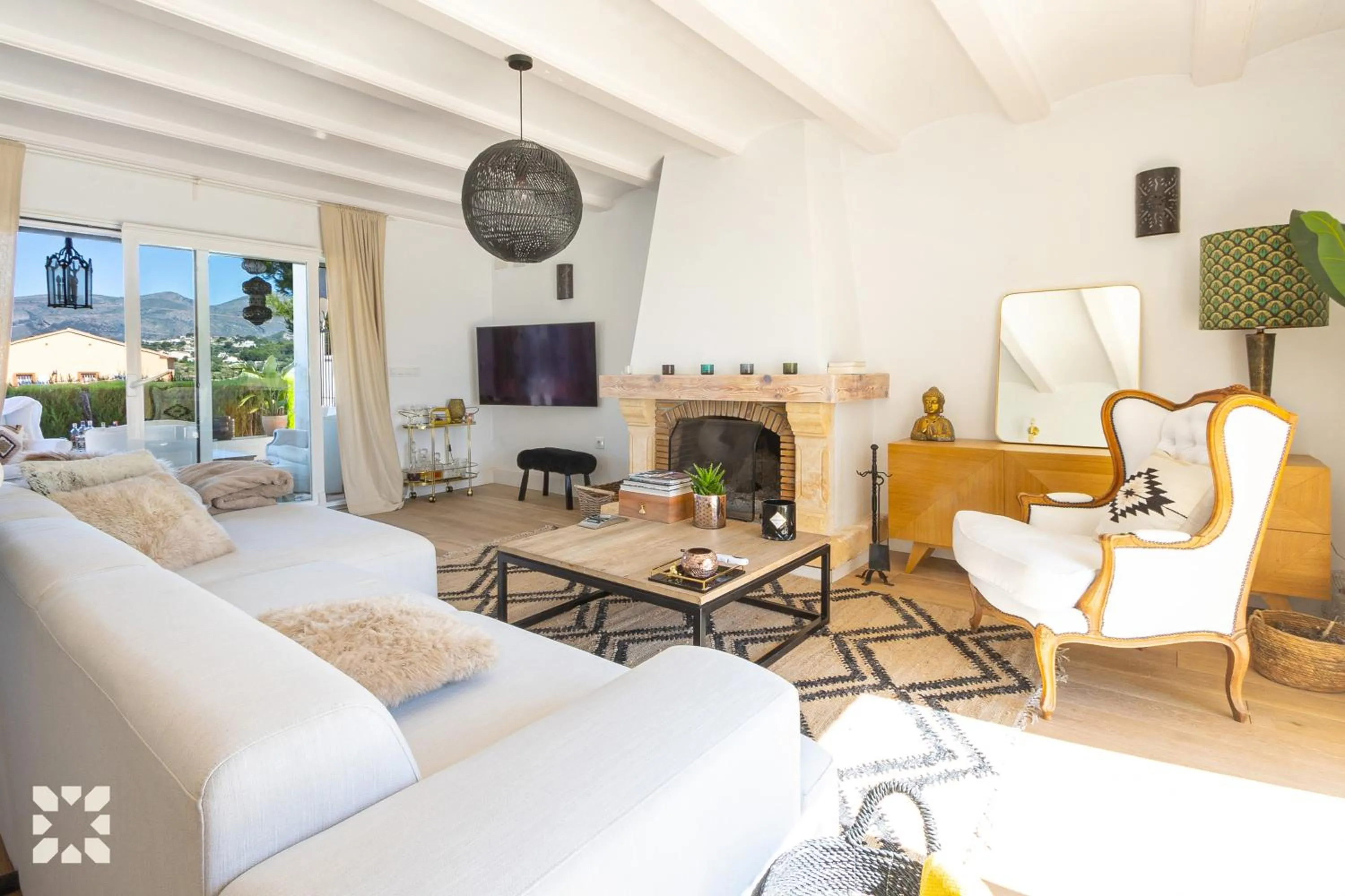 Communal lounge/ TV room in Villa Malawi by Abahana Villas