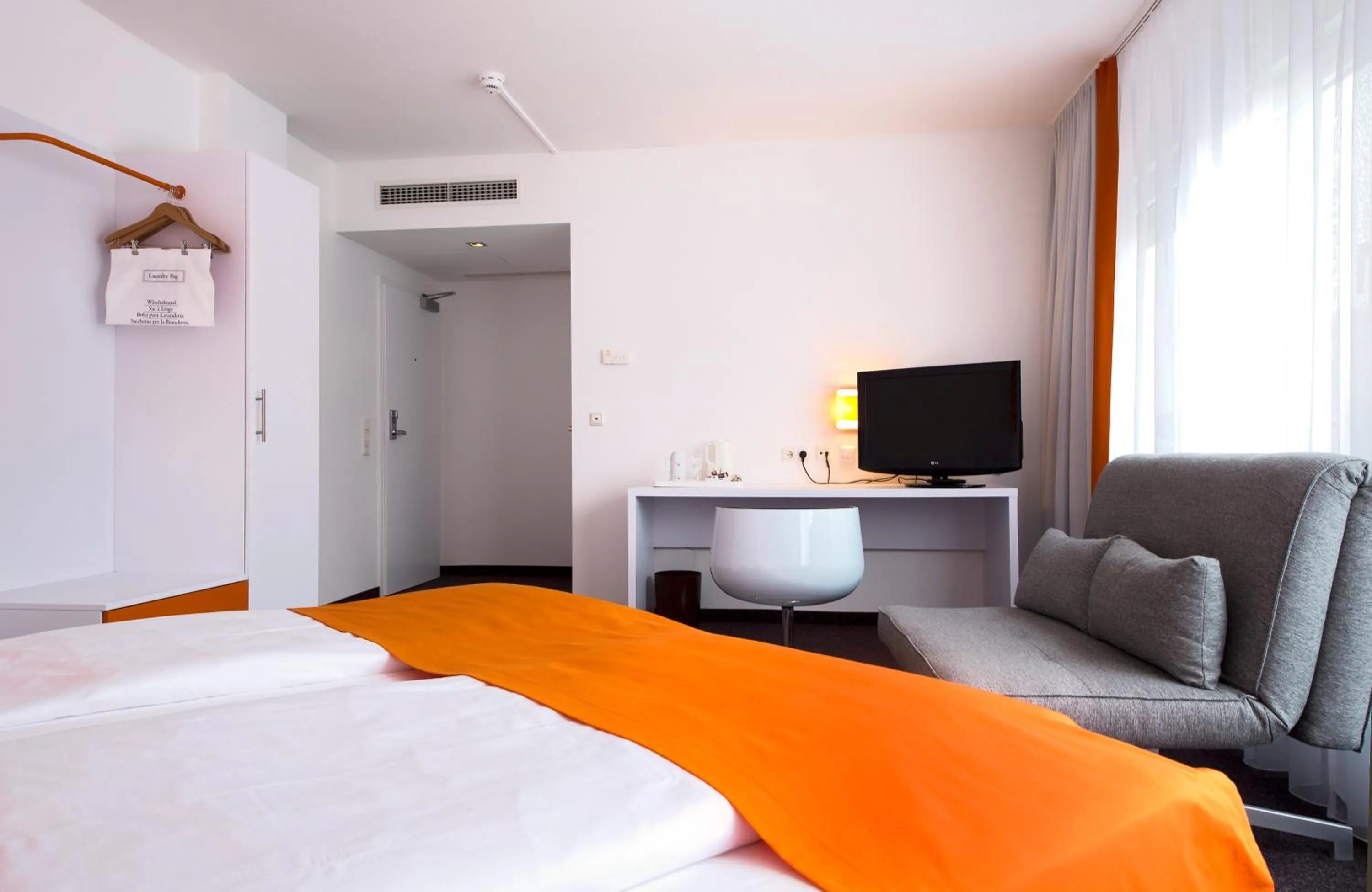Photo of the whole room, Bed in Wyndham Garden Duesseldorf City Centre Koenigsallee
