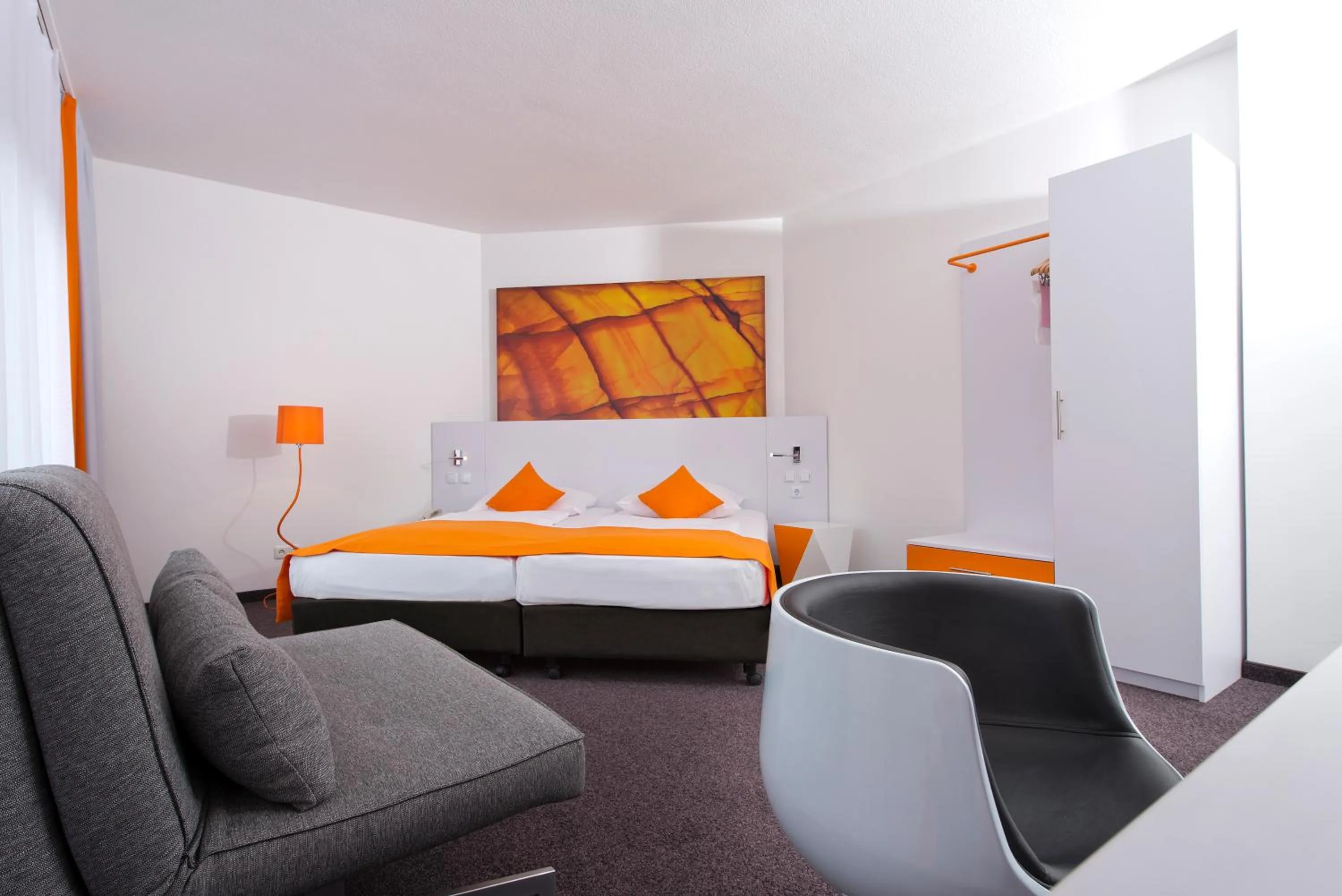 Photo of the whole room, Bed in Wyndham Garden Duesseldorf City Centre Koenigsallee