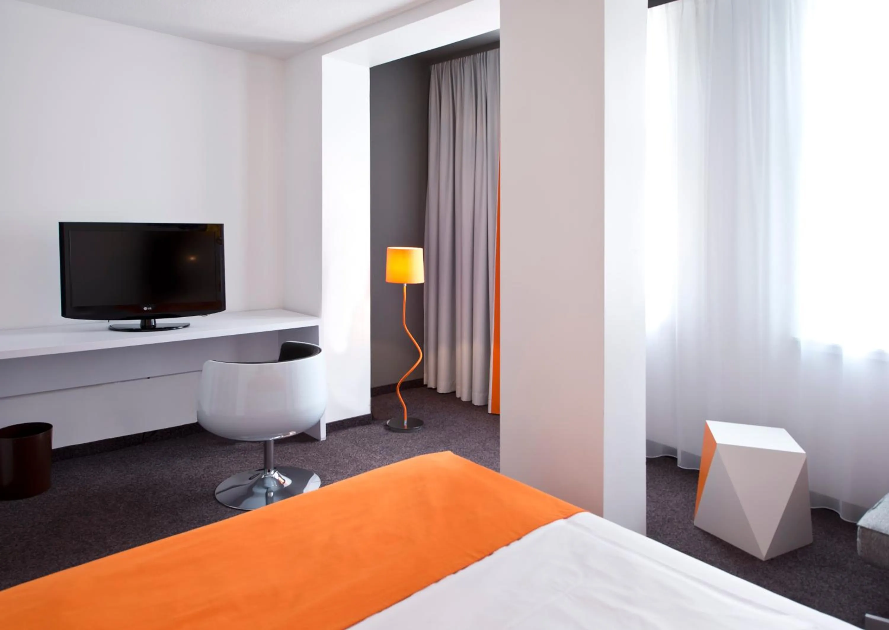 Photo of the whole room, Bed in Wyndham Garden Duesseldorf City Centre Koenigsallee