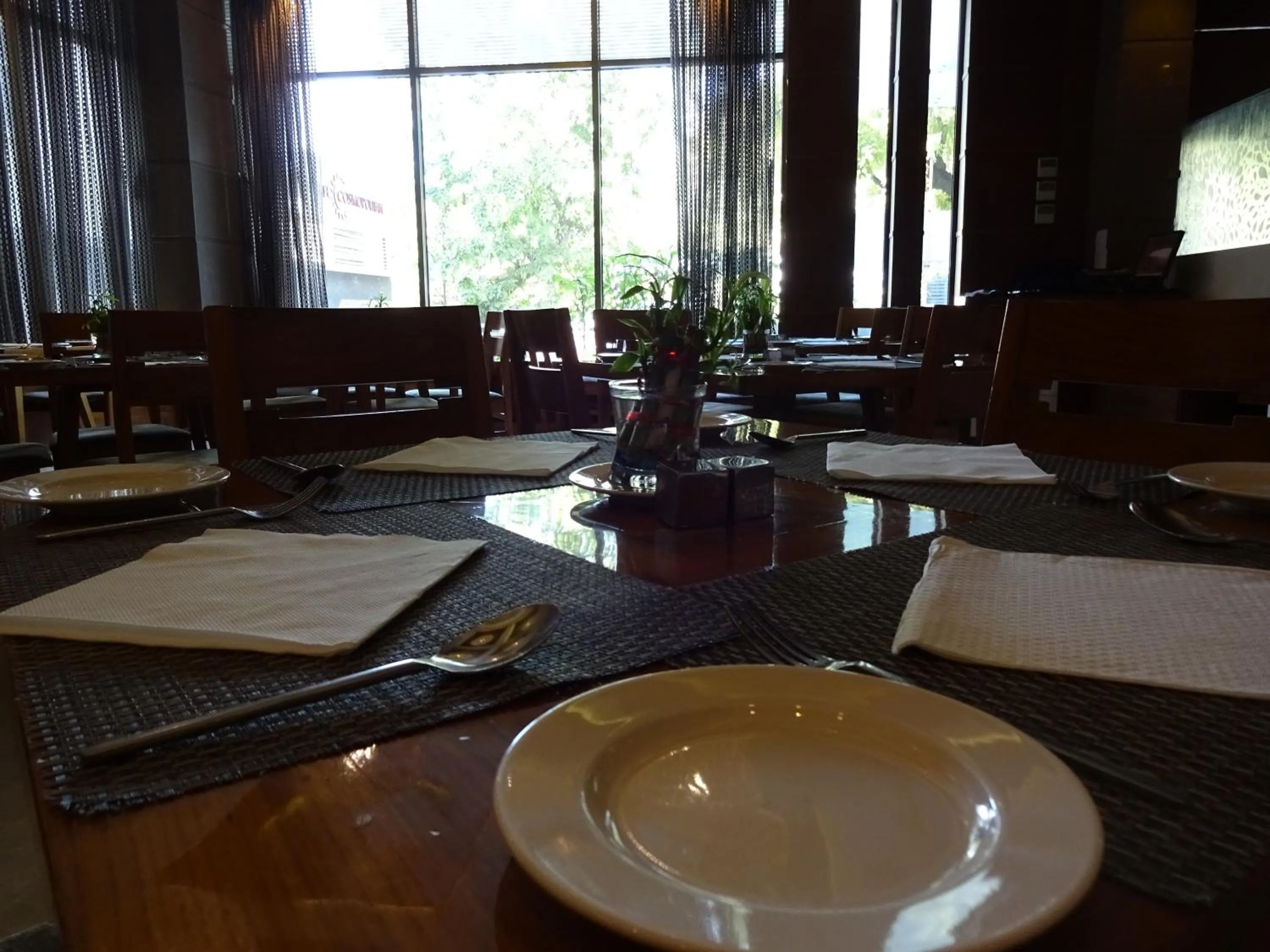 Restaurant/places to eat in Hotel Cosmopolitan