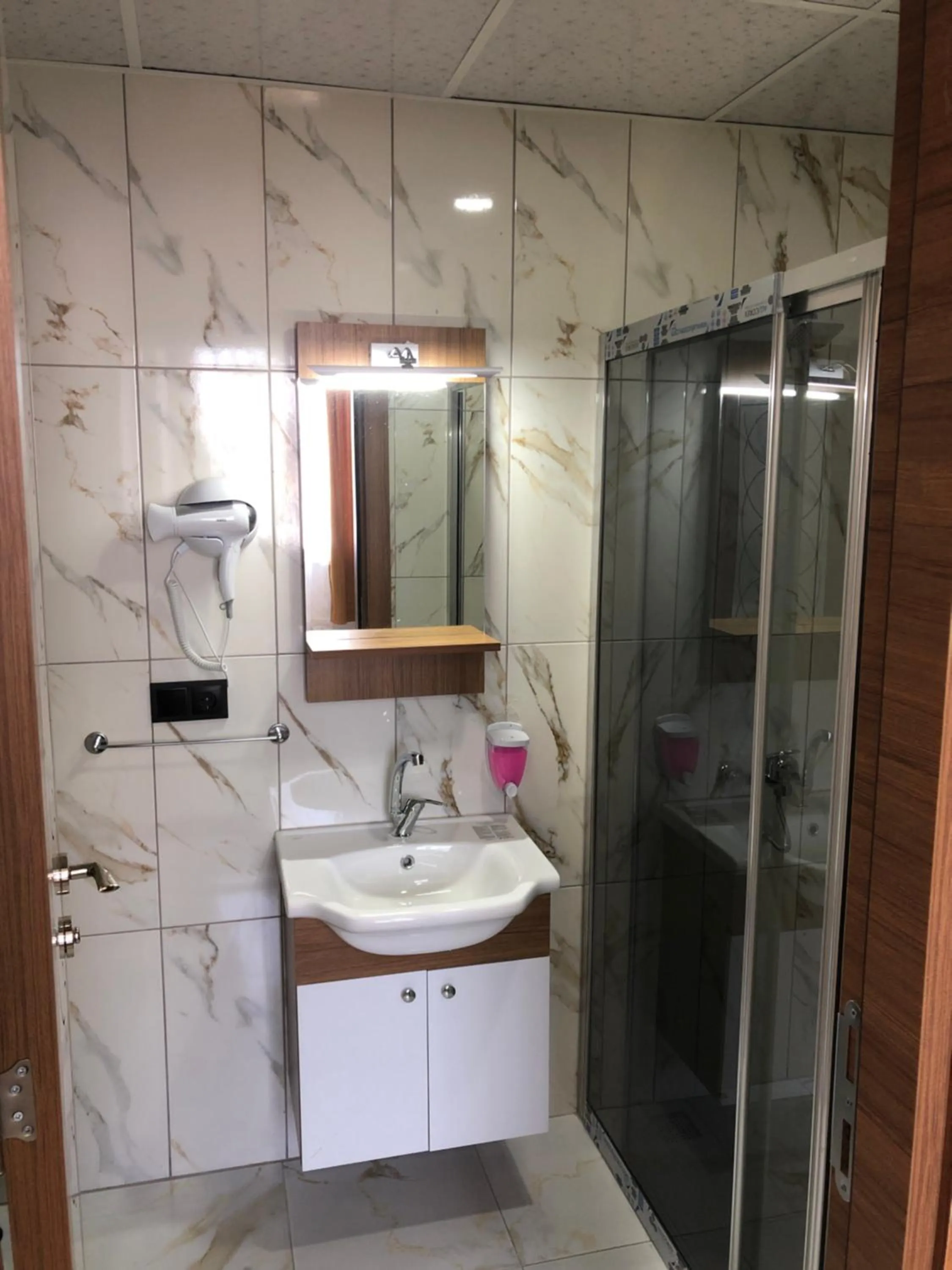 Shower in Ersoy İkiz Otel