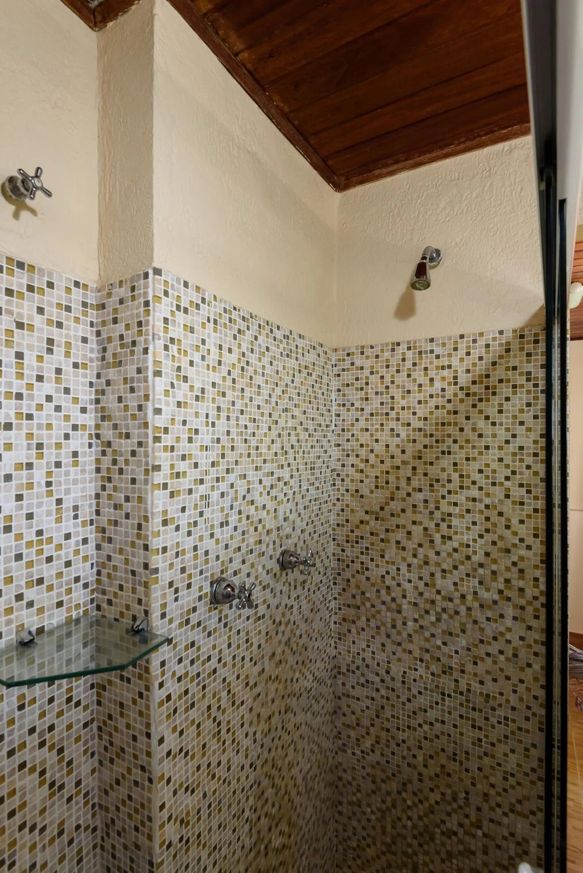 Shower in Santa Teresa Junto à Natureza