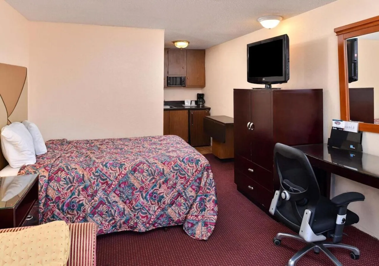 Photo of the whole room, Bed in Nation's Inn Kinston