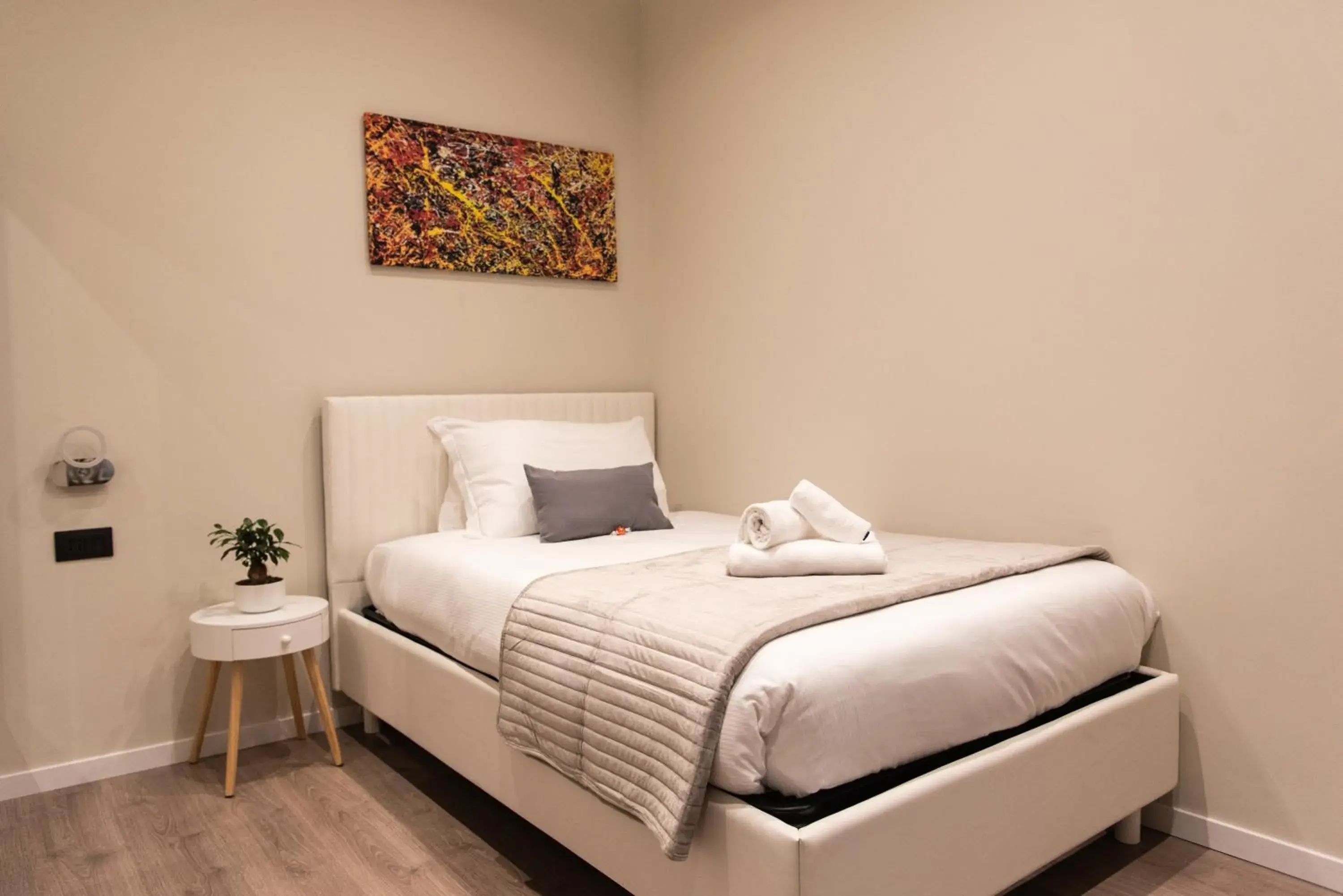 Single Room with Private Bathroom in XXIV Domus Luxury Suites Single Room with Private Bathroom in XXIV Domus Luxury Suites